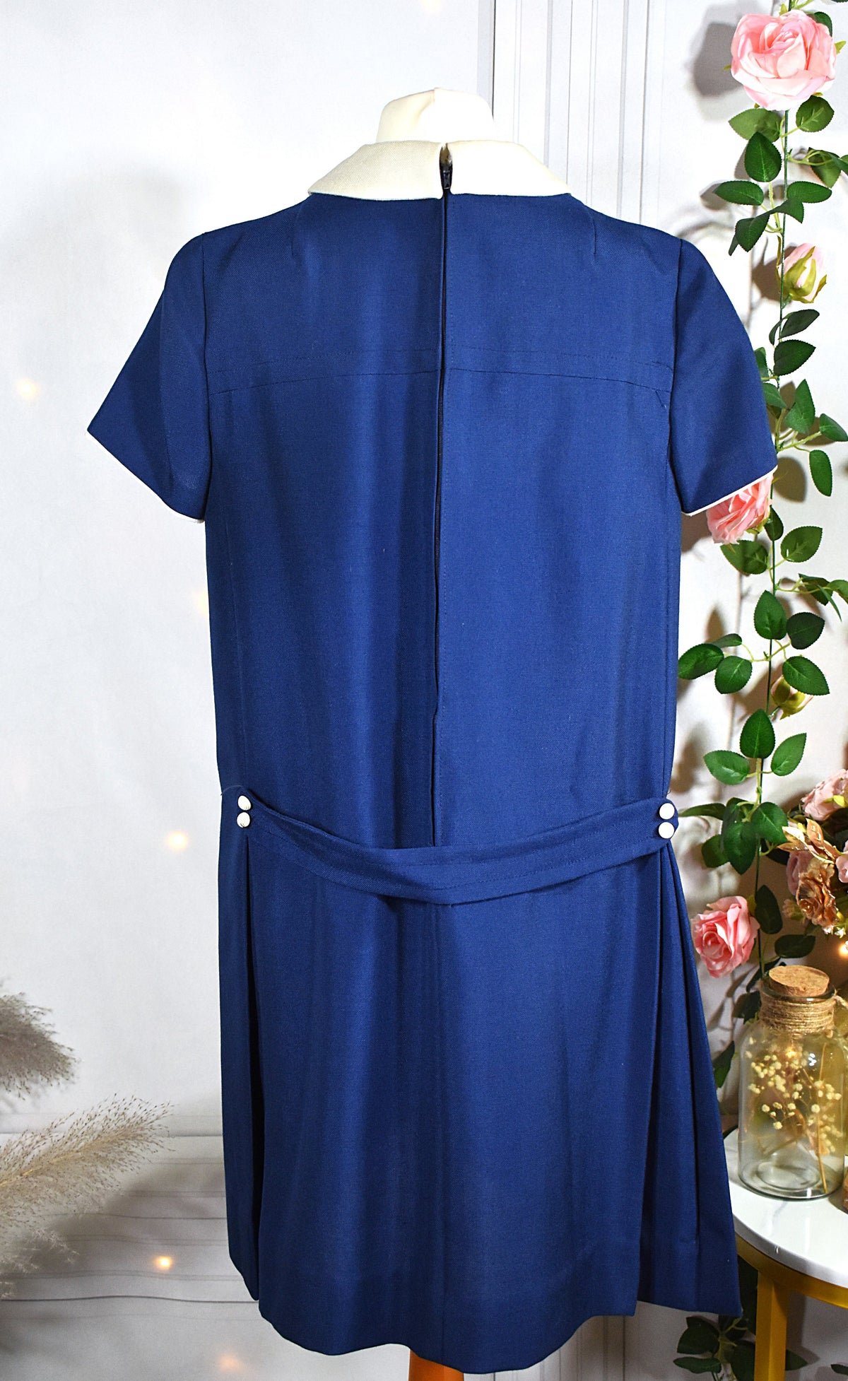 Robe bleue au col blanc brodé