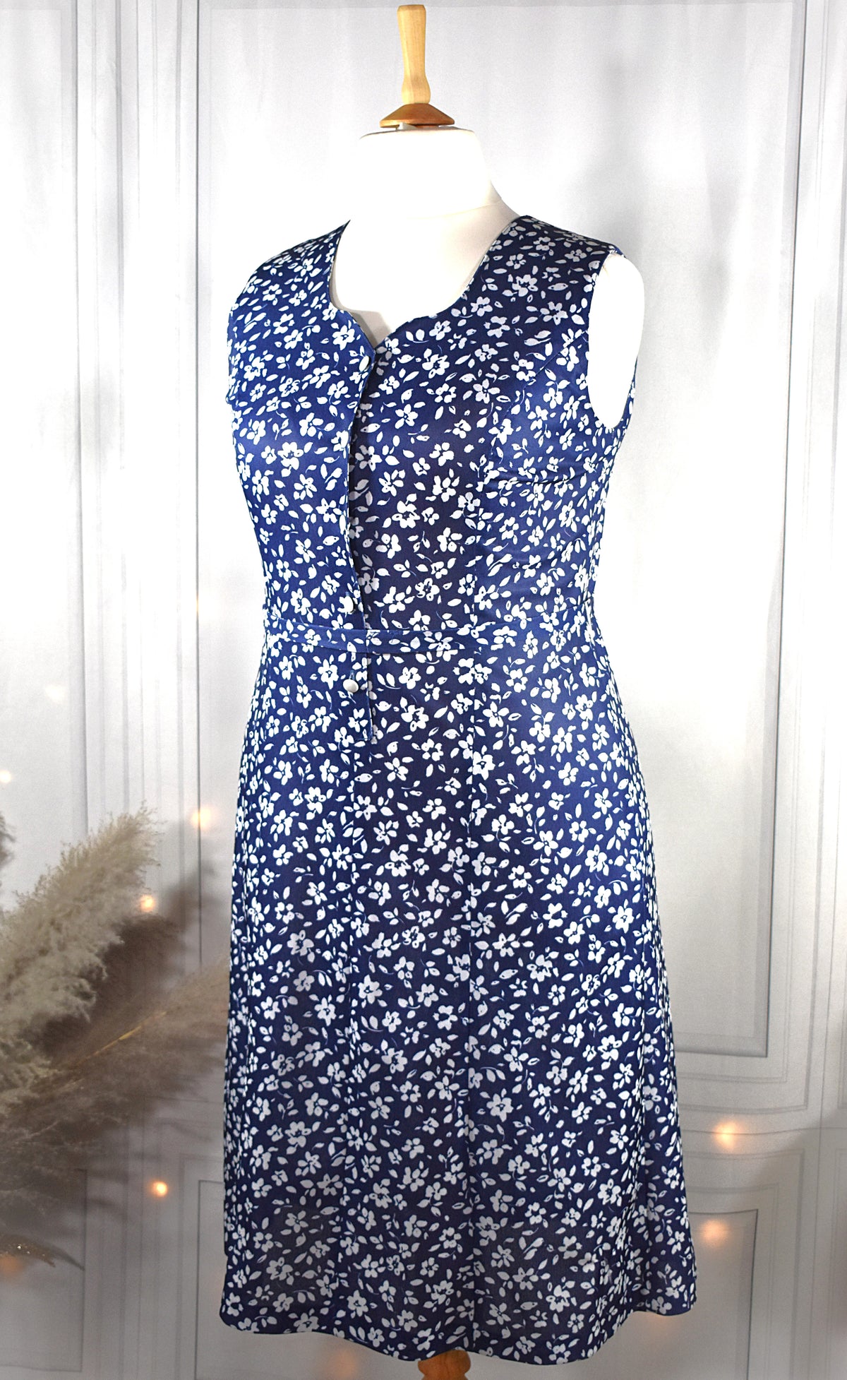 Robe bleue aux fleurs blanches