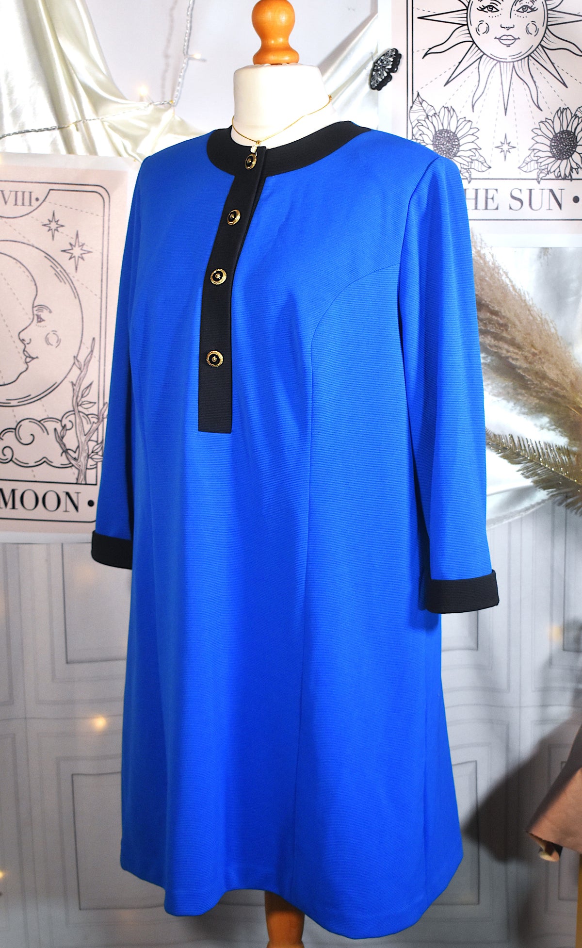 Robe bleu roi détails noirs et boutons dorés