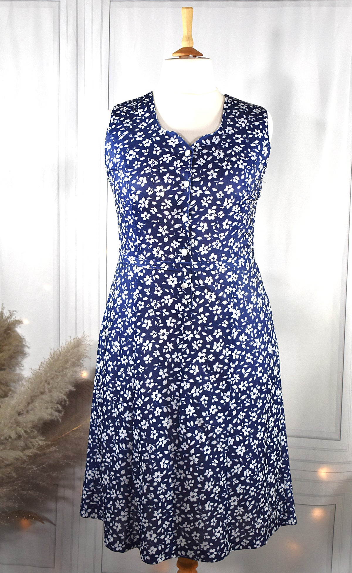 Robe bleue aux fleurs blanches