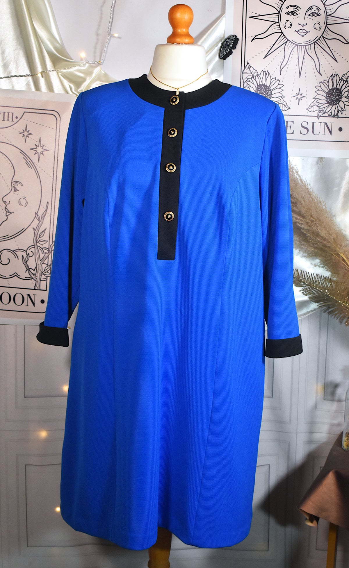 Robe bleu roi détails noirs et boutons dorés