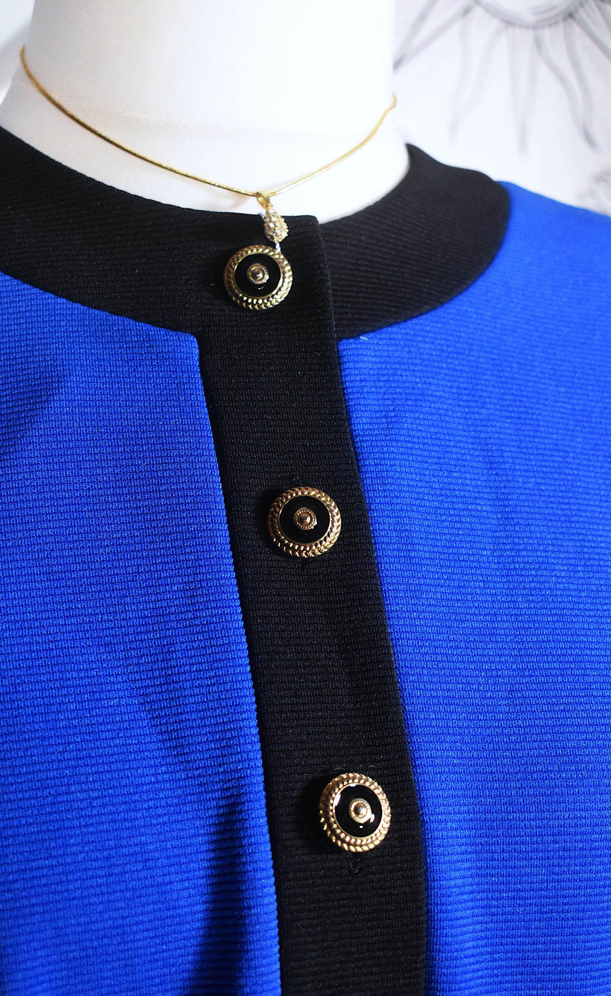 Robe bleu roi détails noirs et boutons dorés