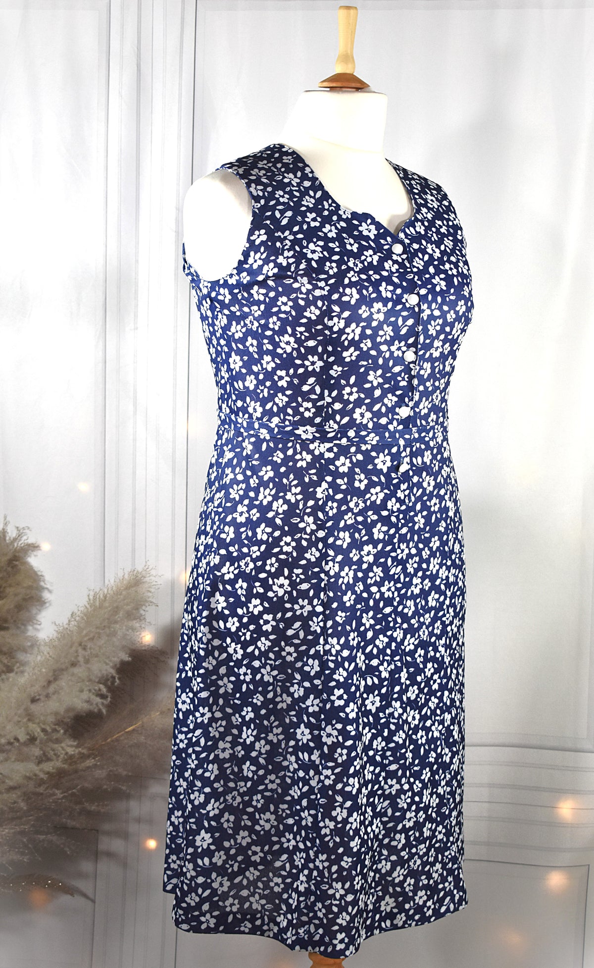 Robe bleue aux fleurs blanches