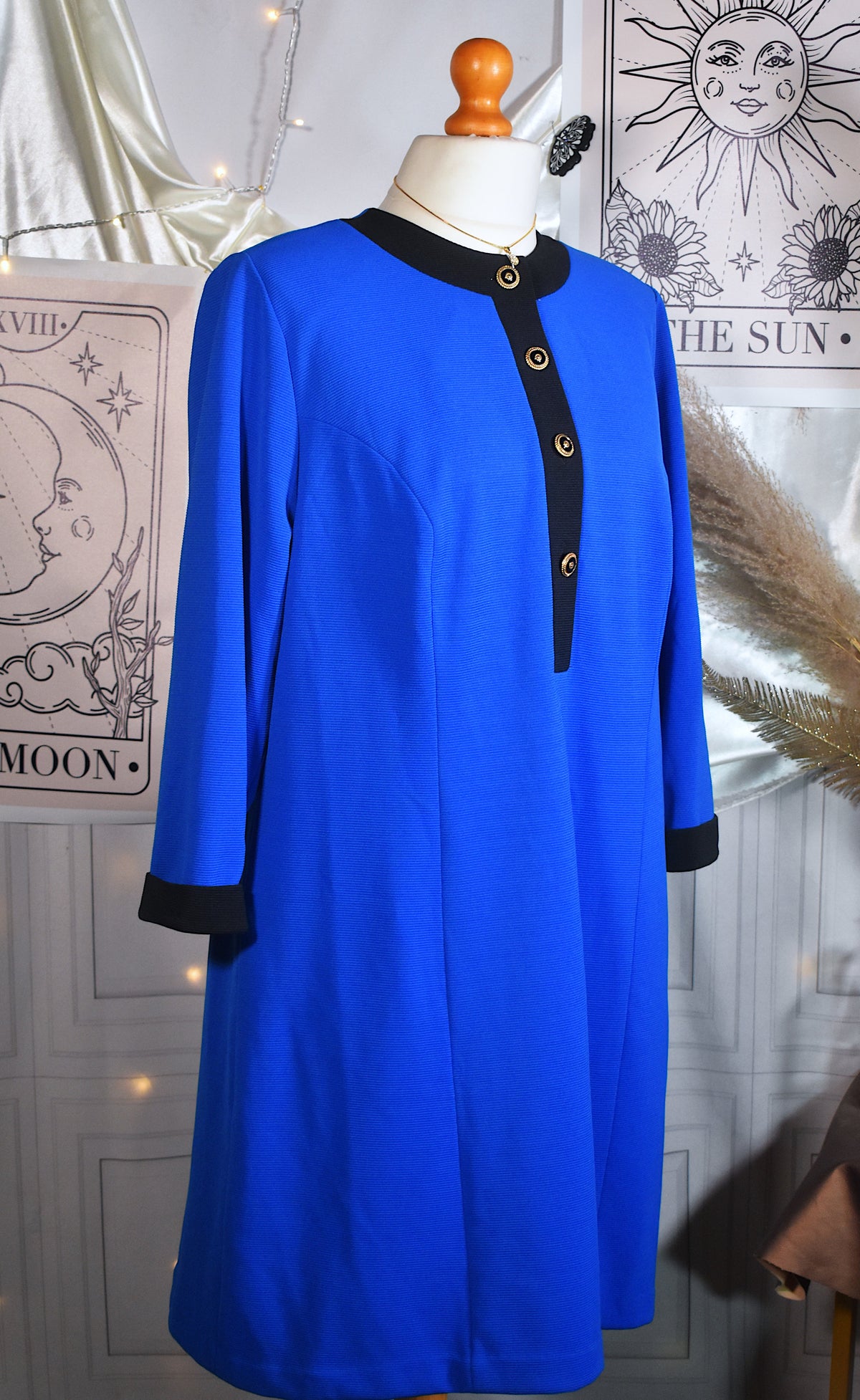 Robe bleu roi détails noirs et boutons dorés