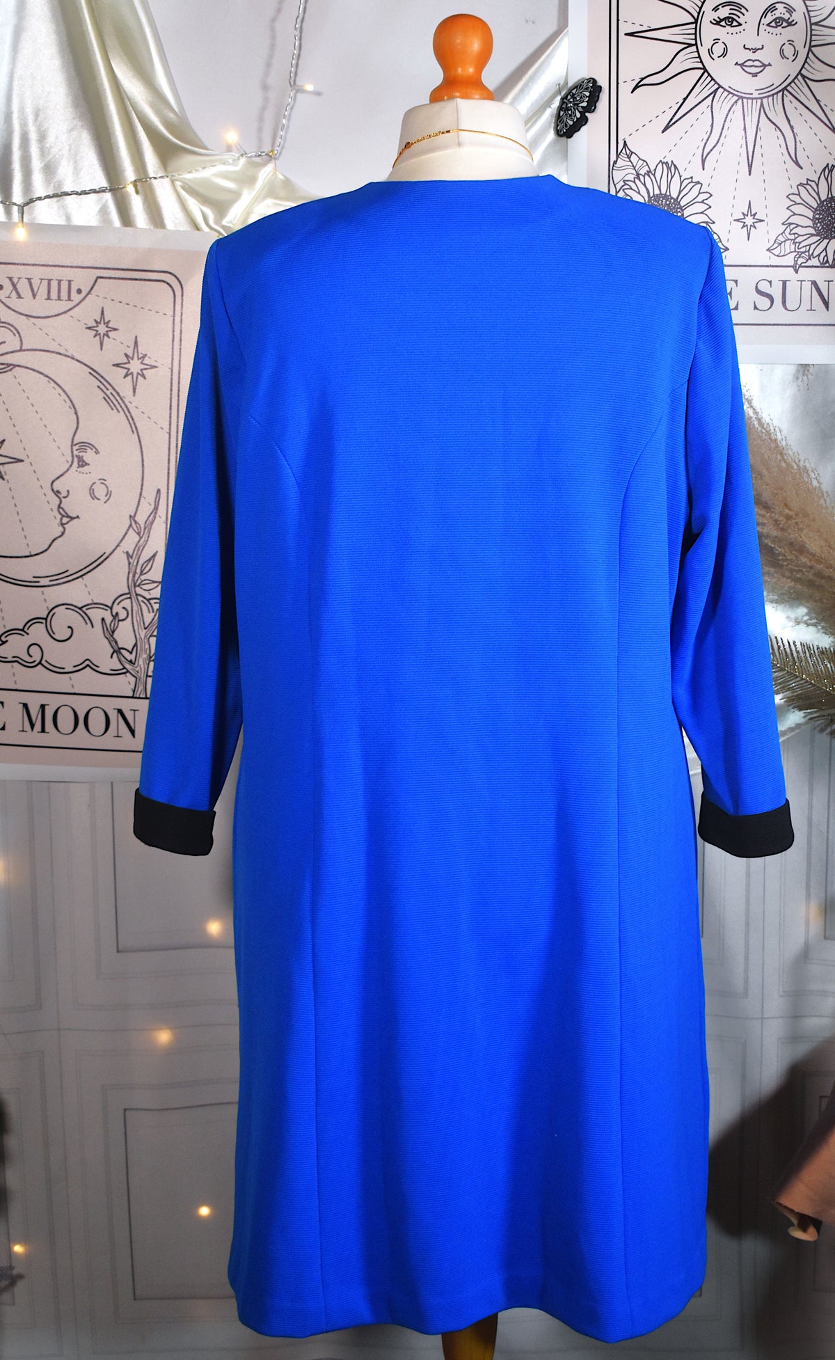 Robe bleu roi détails noirs et boutons dorés