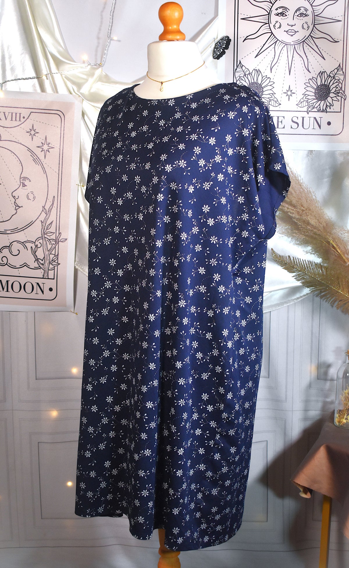 Robe bleu marine fleurie blanche stretch