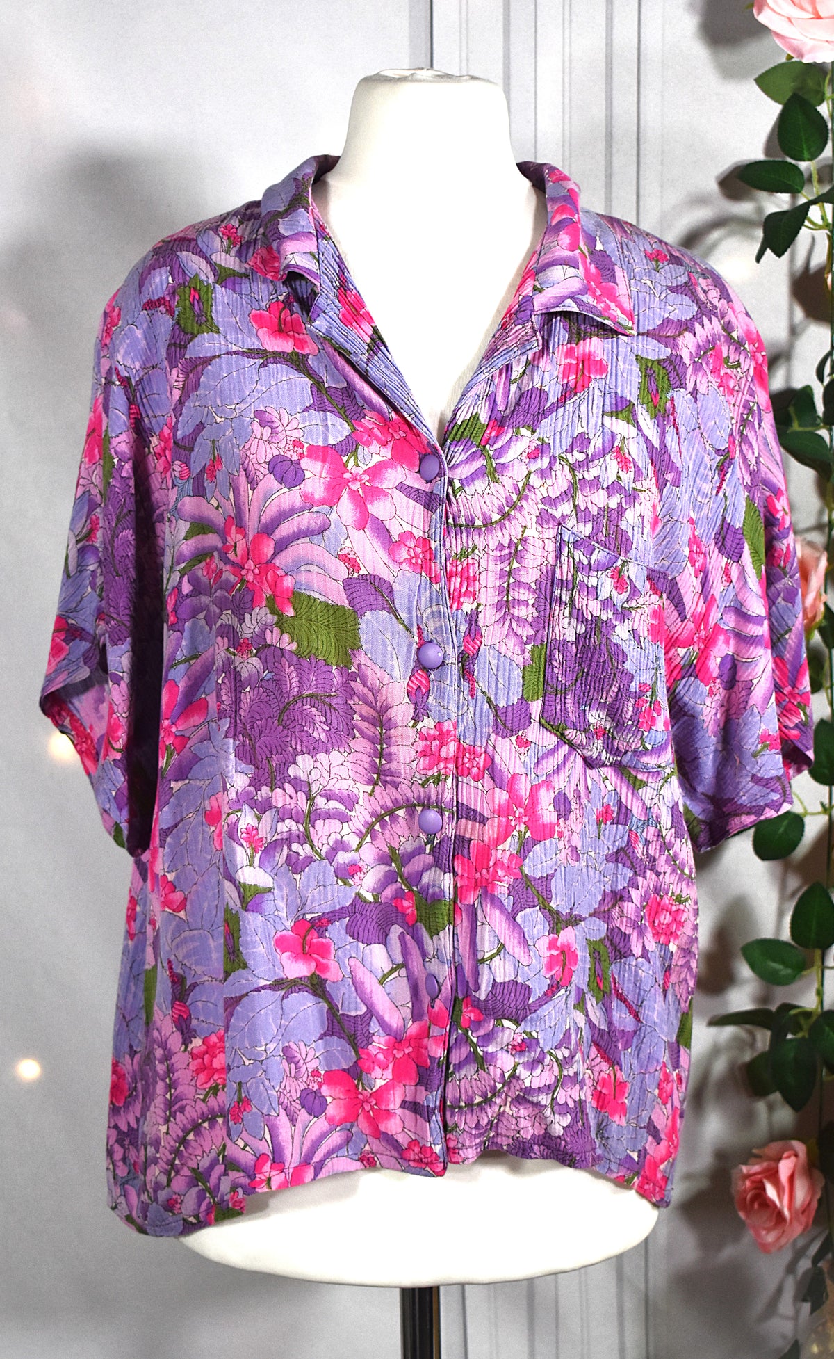 Chemise fripée fleurs violettes & roses