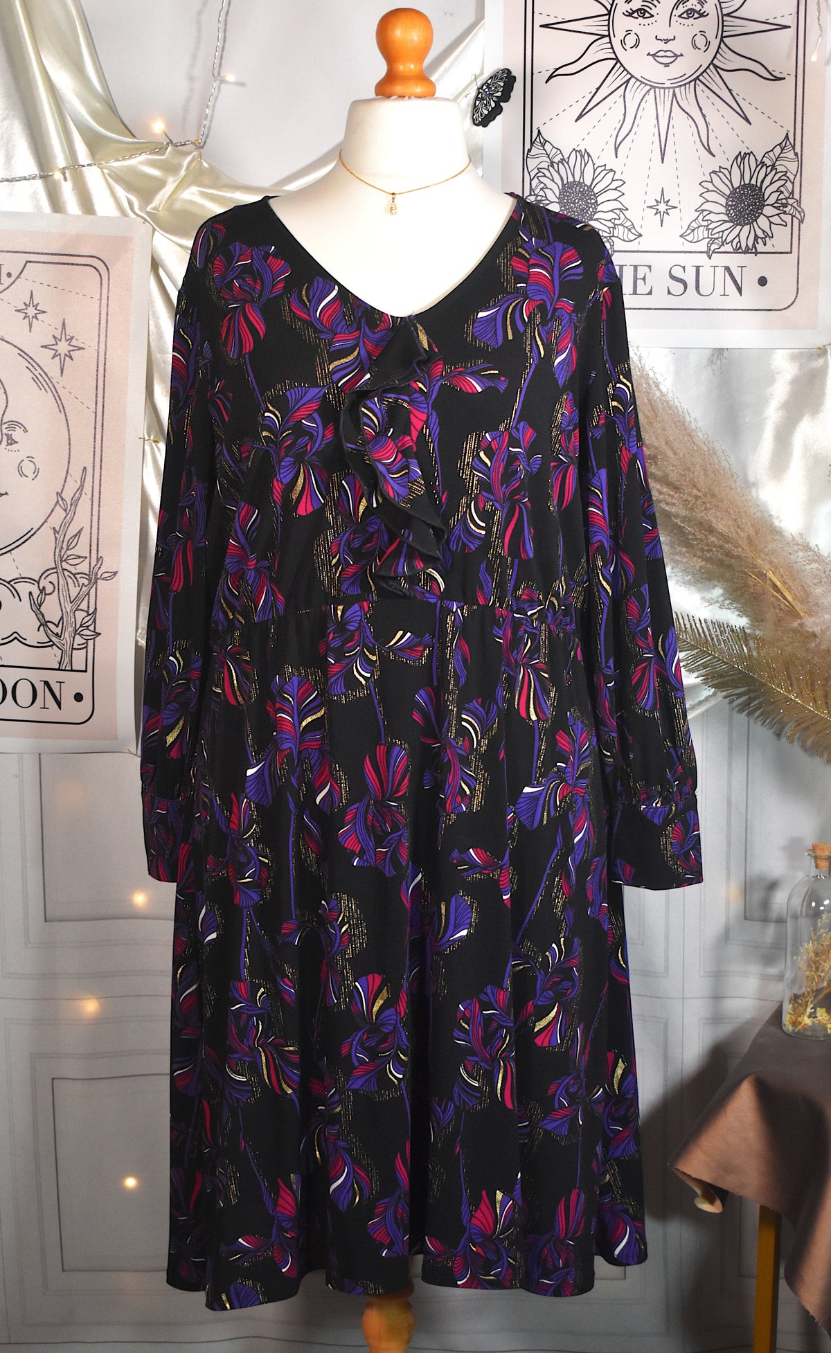 Robe noire à fleurs colorées et dorées