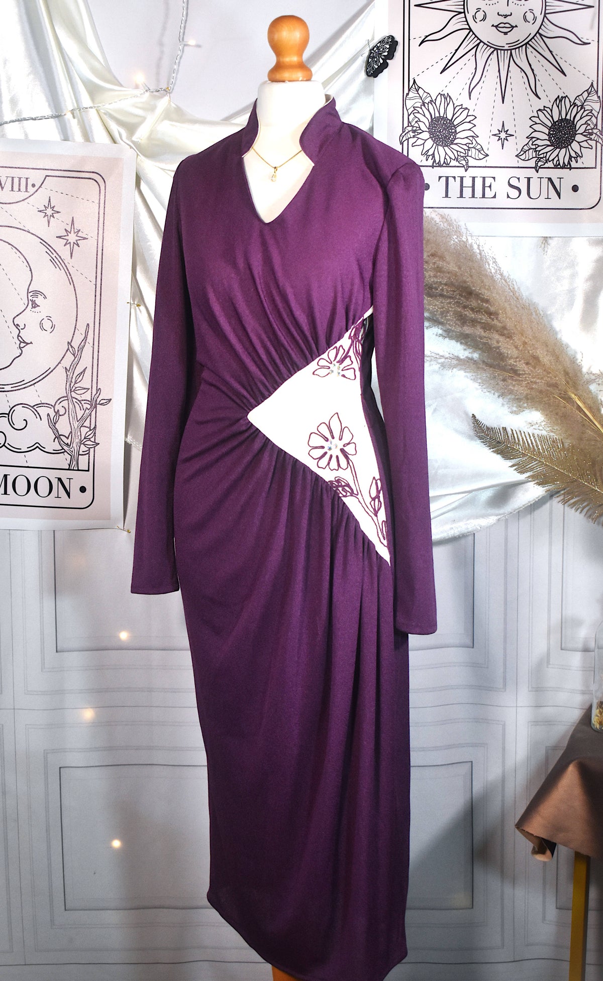 Robe mi-longue crêpe violet blanc broderies florales