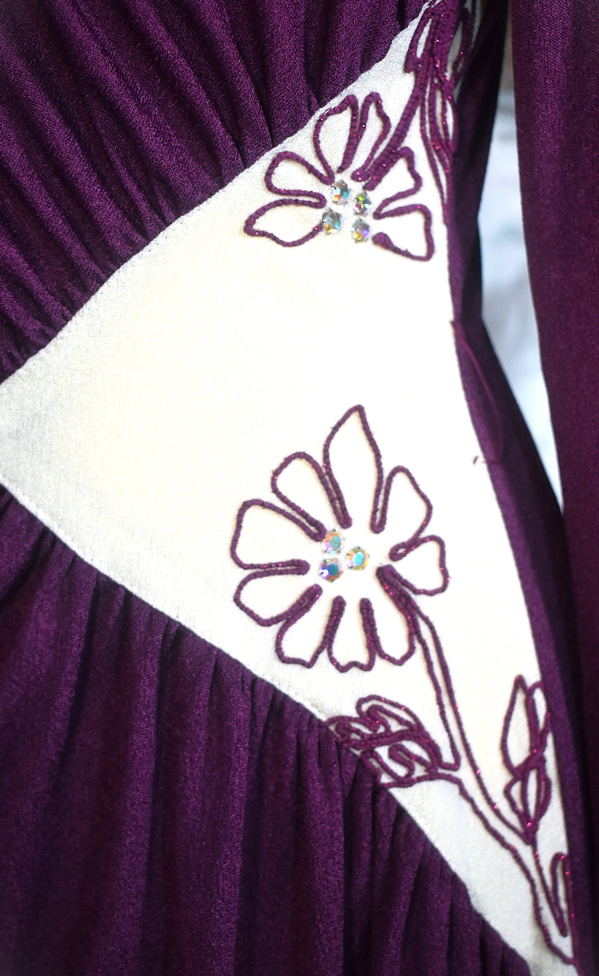 Robe mi-longue crêpe violet blanc broderies florales