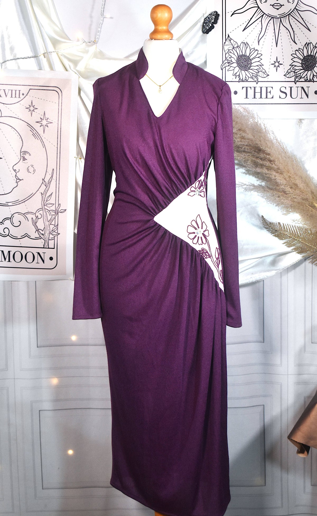 Robe mi-longue crêpe violet blanc broderies florales