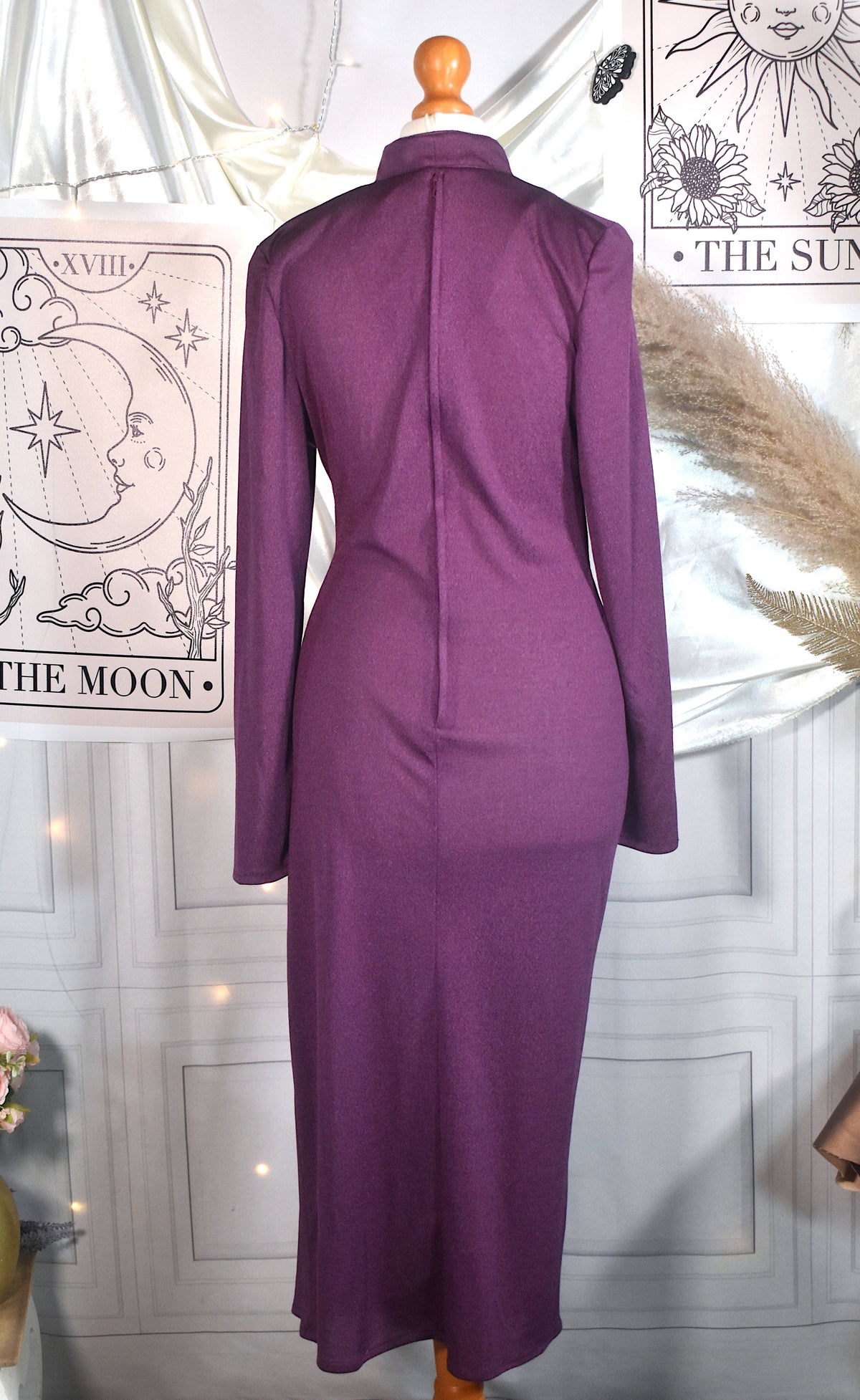 Robe mi-longue crêpe violet blanc broderies florales