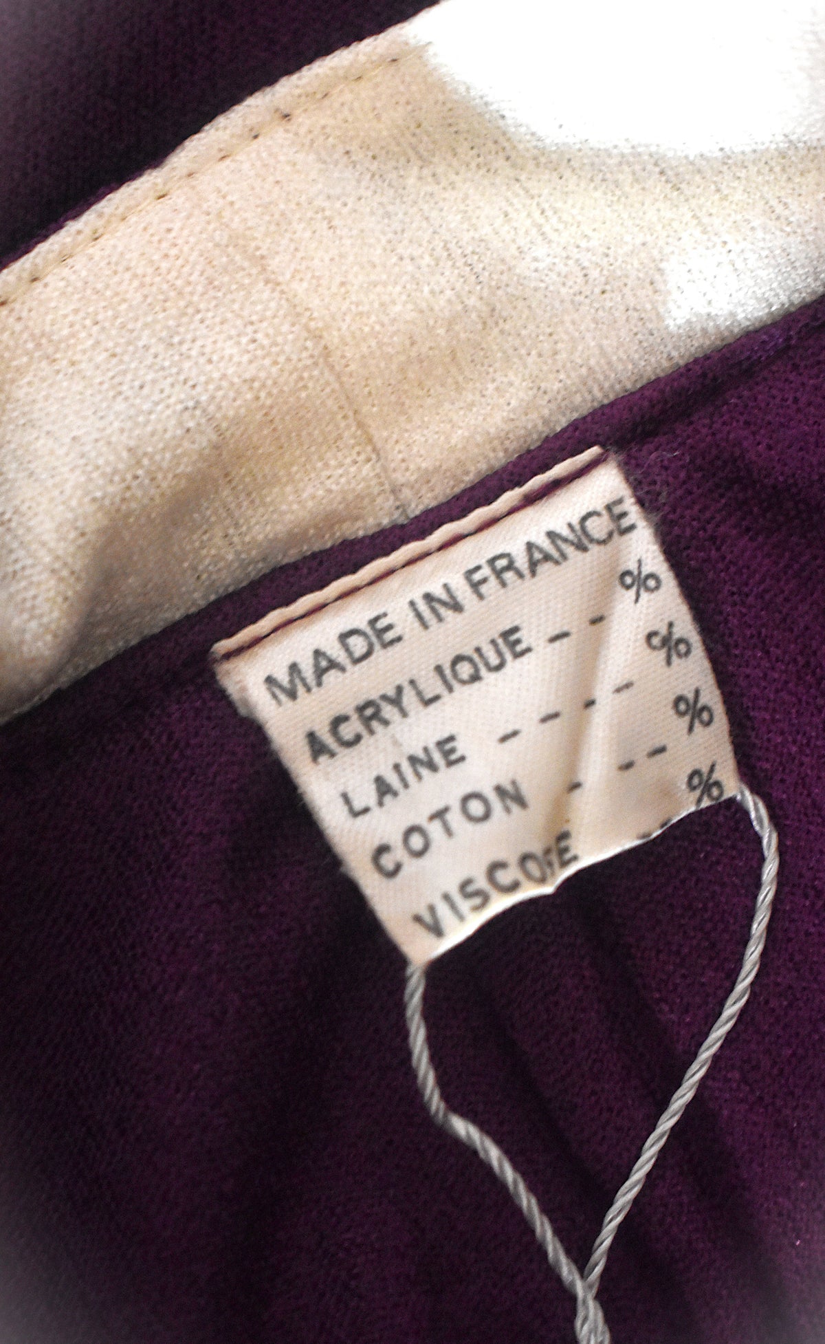 Robe mi-longue crêpe violet blanc broderies florales