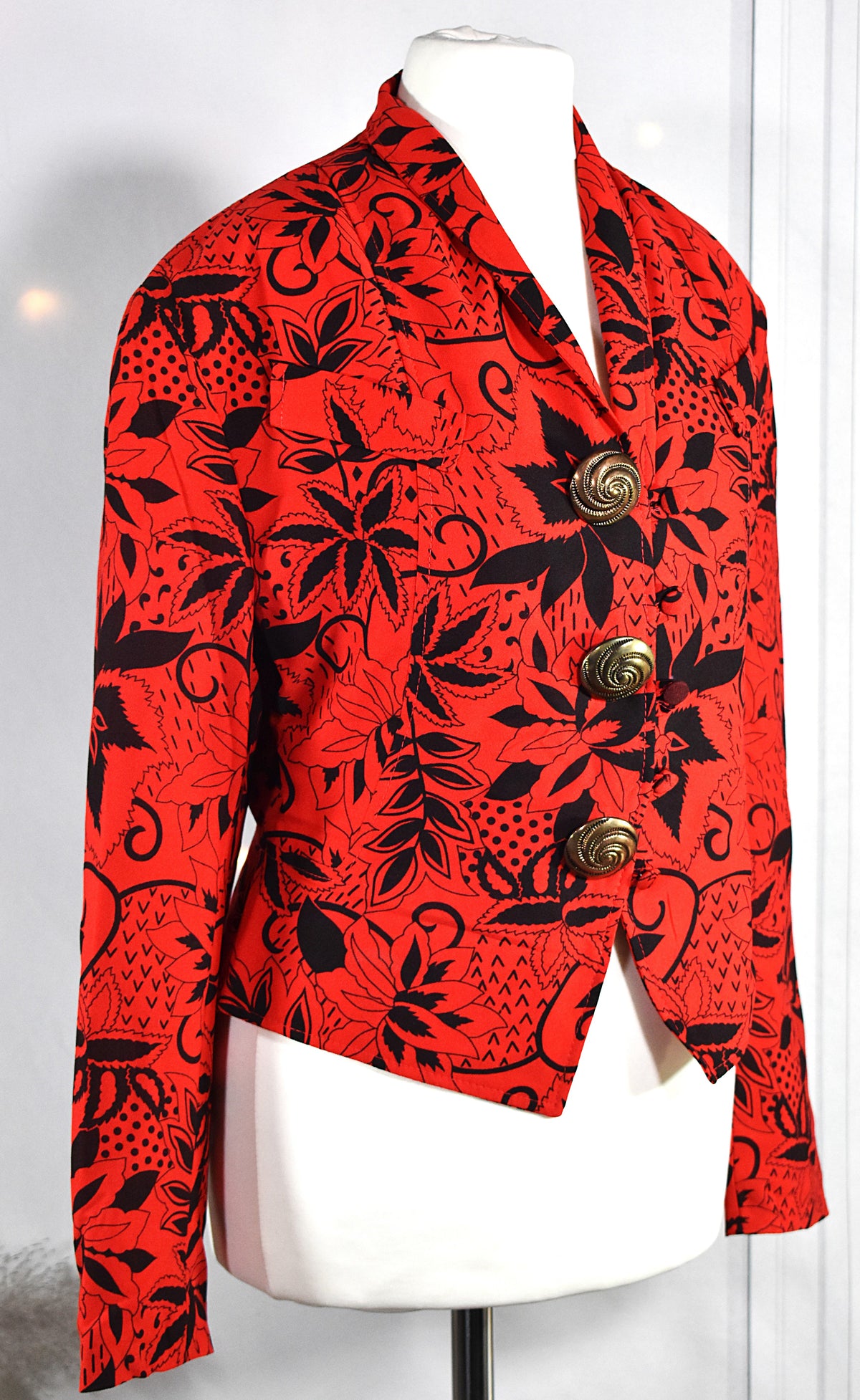 Blazer cintré rouge & fleurs noires