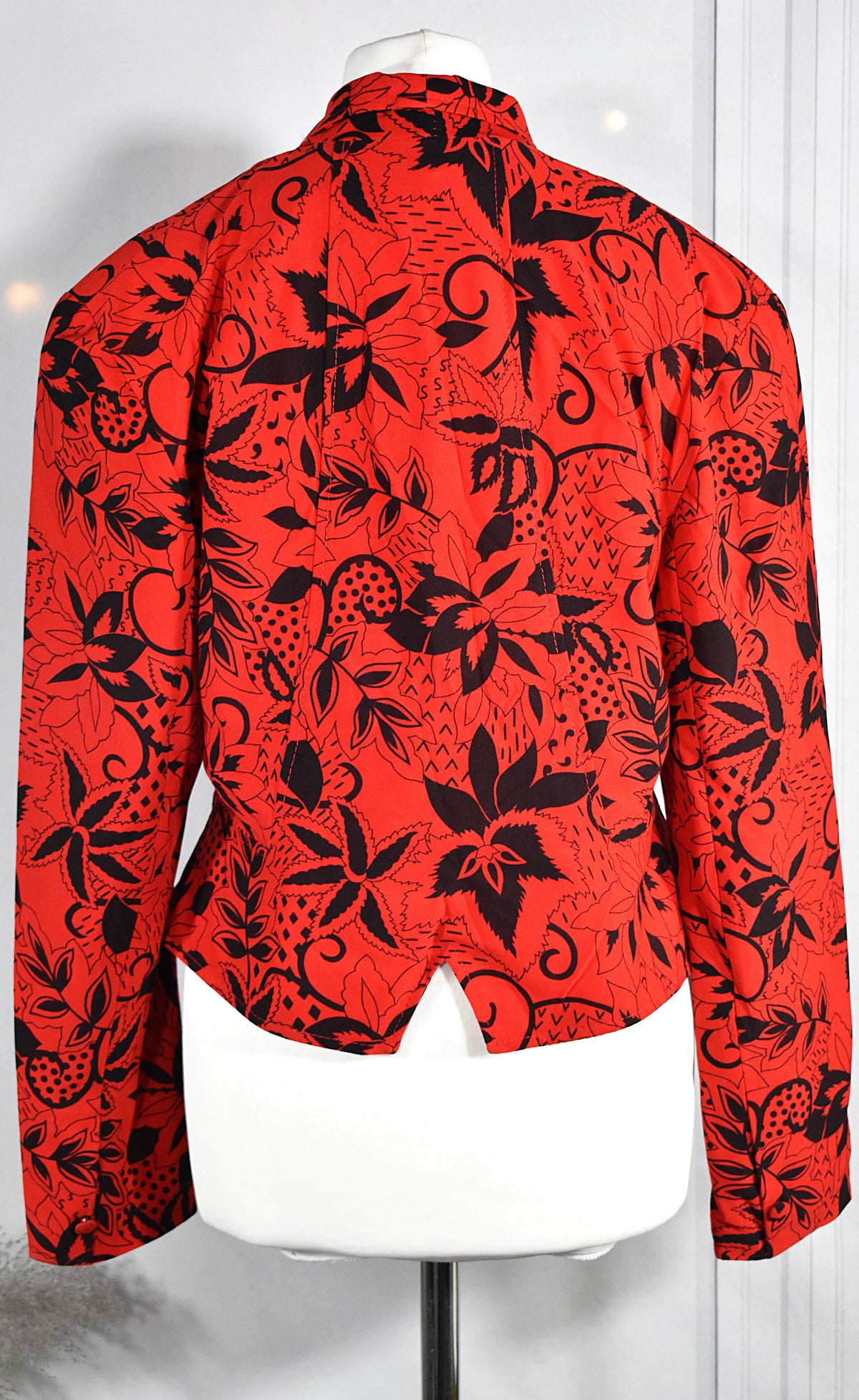 Blazer cintré rouge & fleurs noires