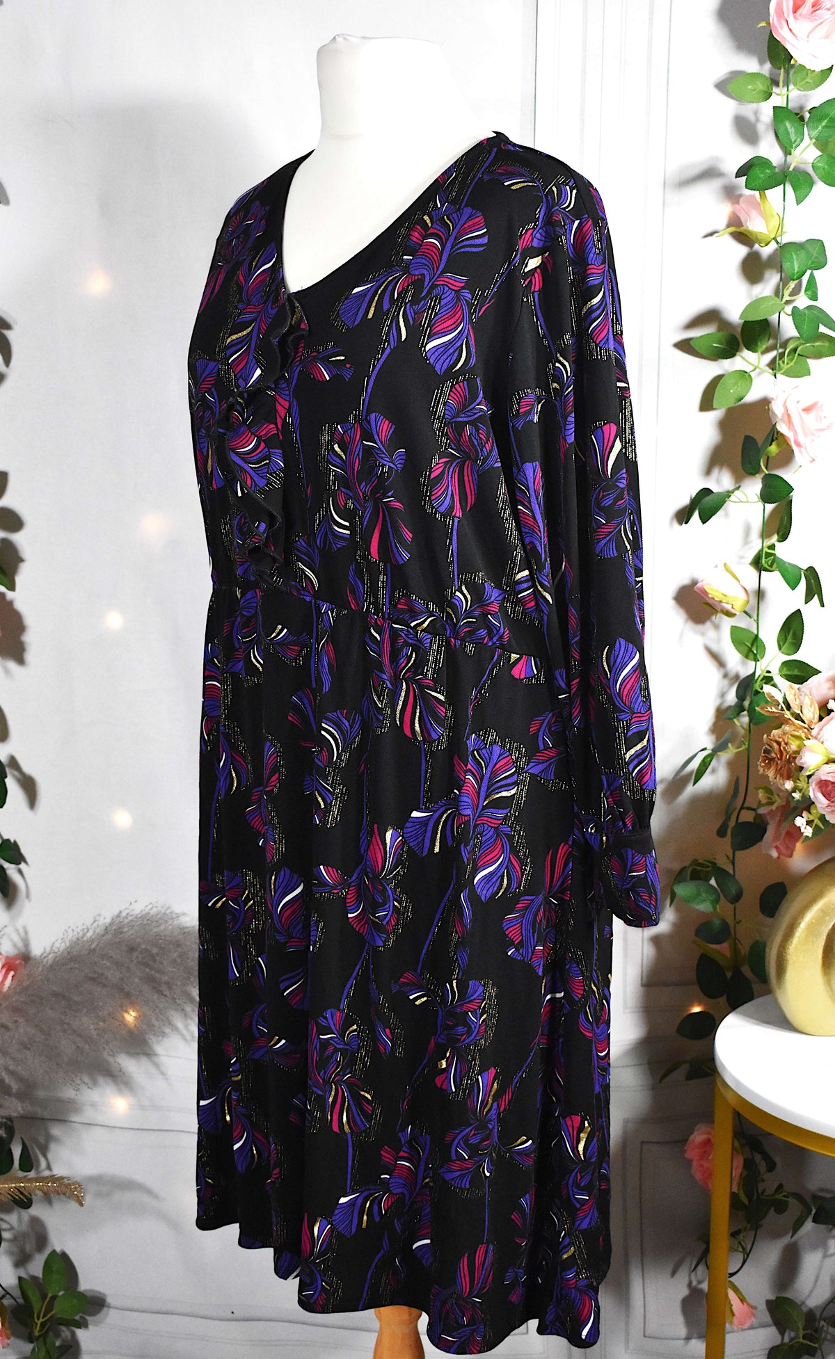 Robe noire aux motifs violets, fuchsias & dorés