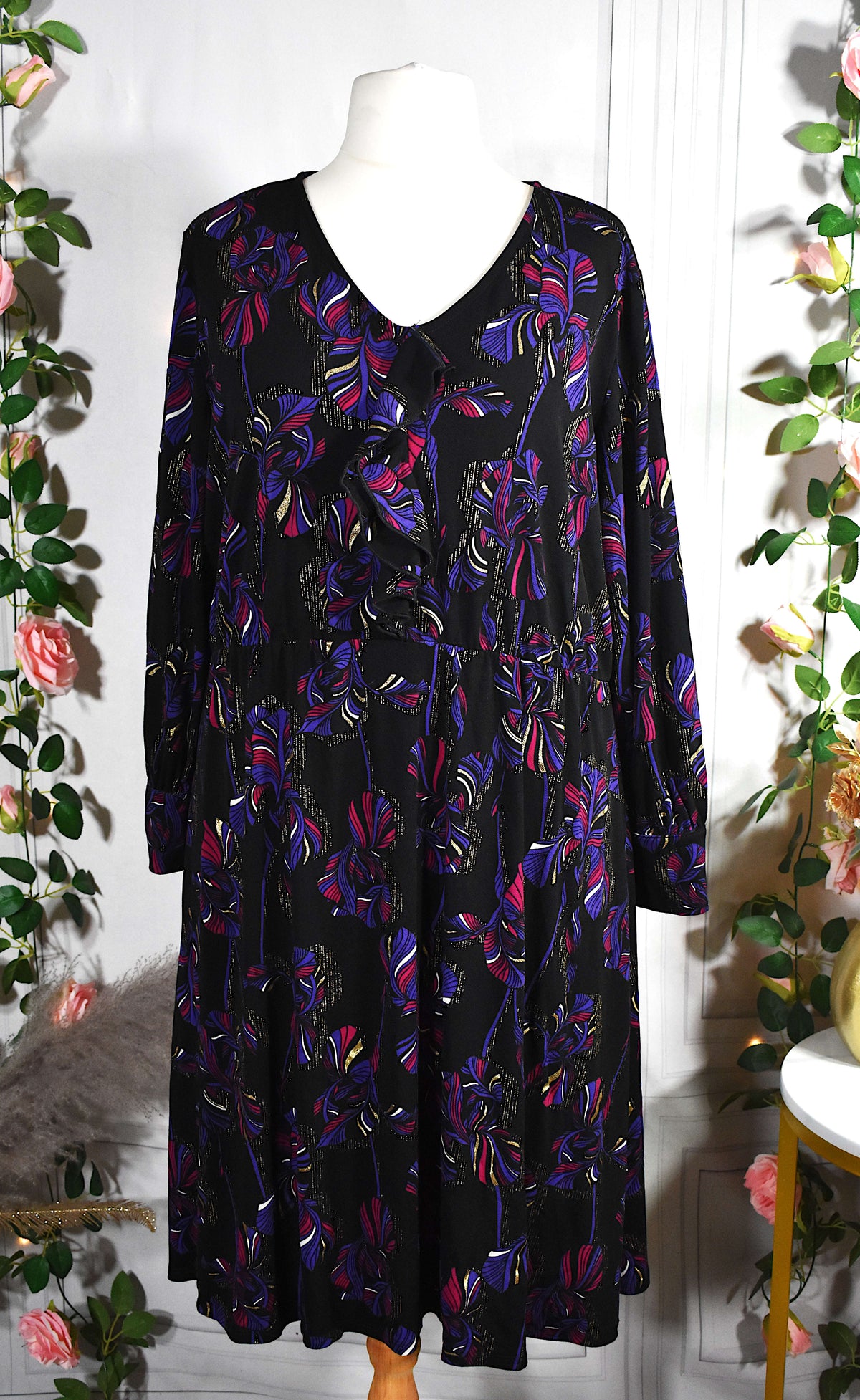 Robe noire aux motifs violets, fuchsias & dorés