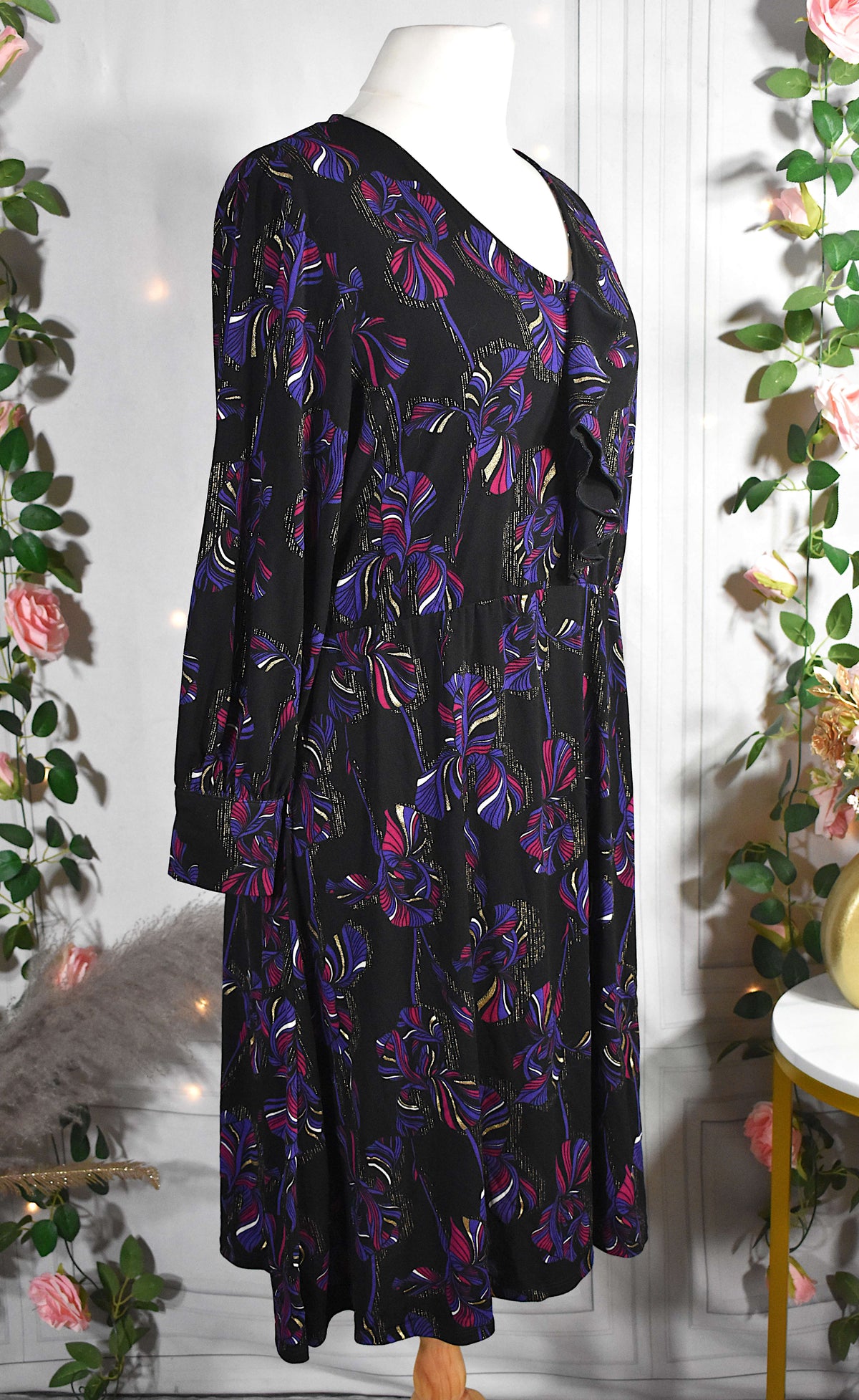 Robe noire aux motifs violets, fuchsias & dorés