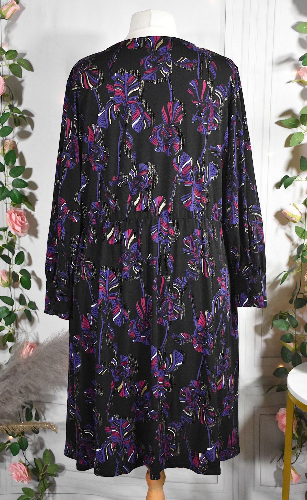 Robe noire aux motifs violets, fuchsias & dorés