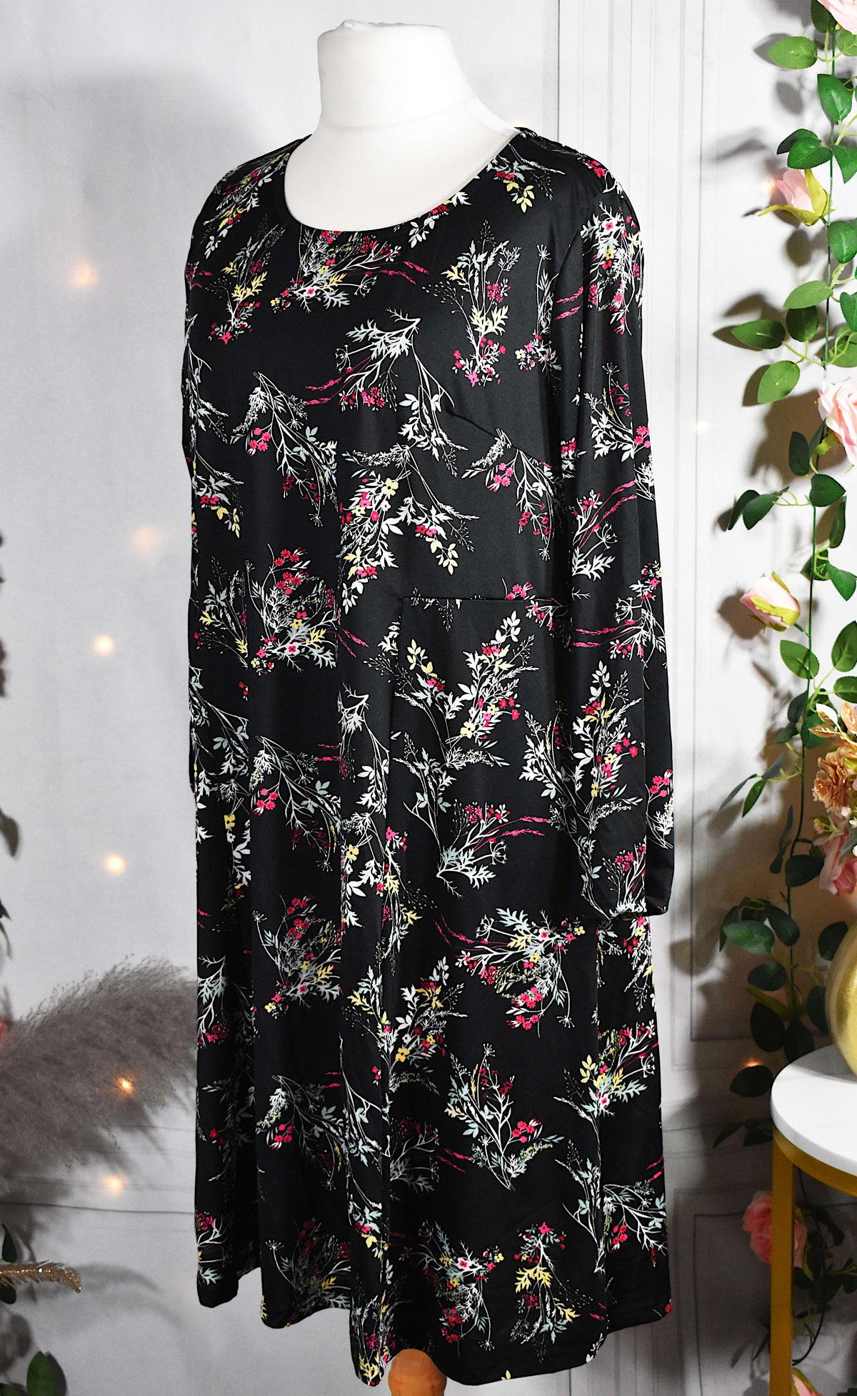 Robe ample noire aux motifs floraux