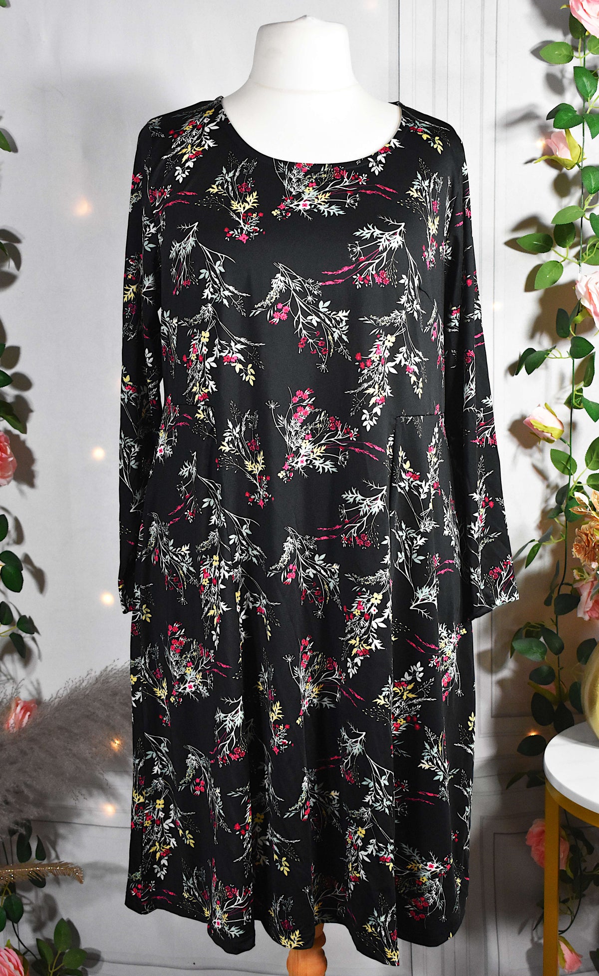 Robe ample noire aux motifs floraux