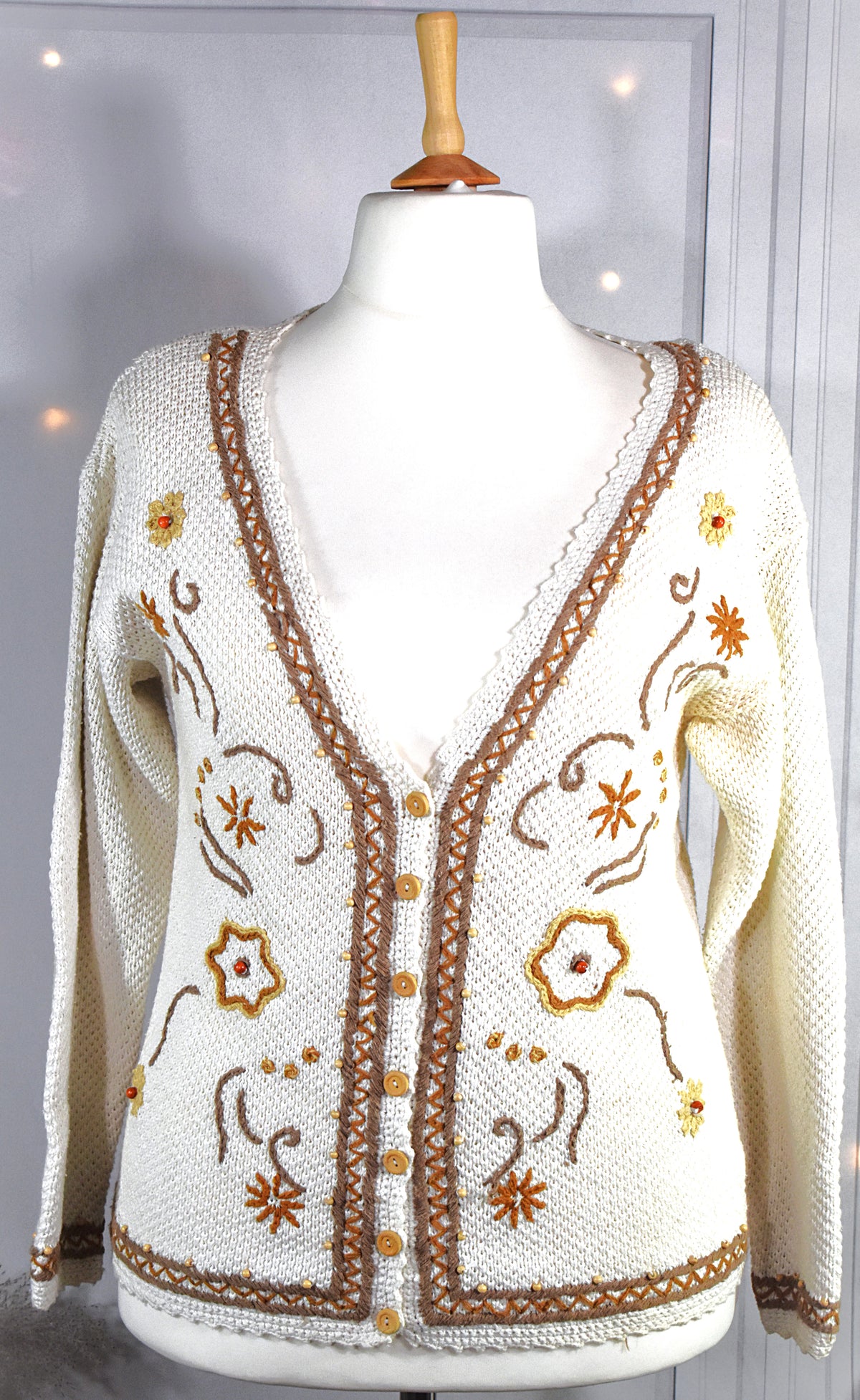 Cardigan blanc cassé & perles de bois