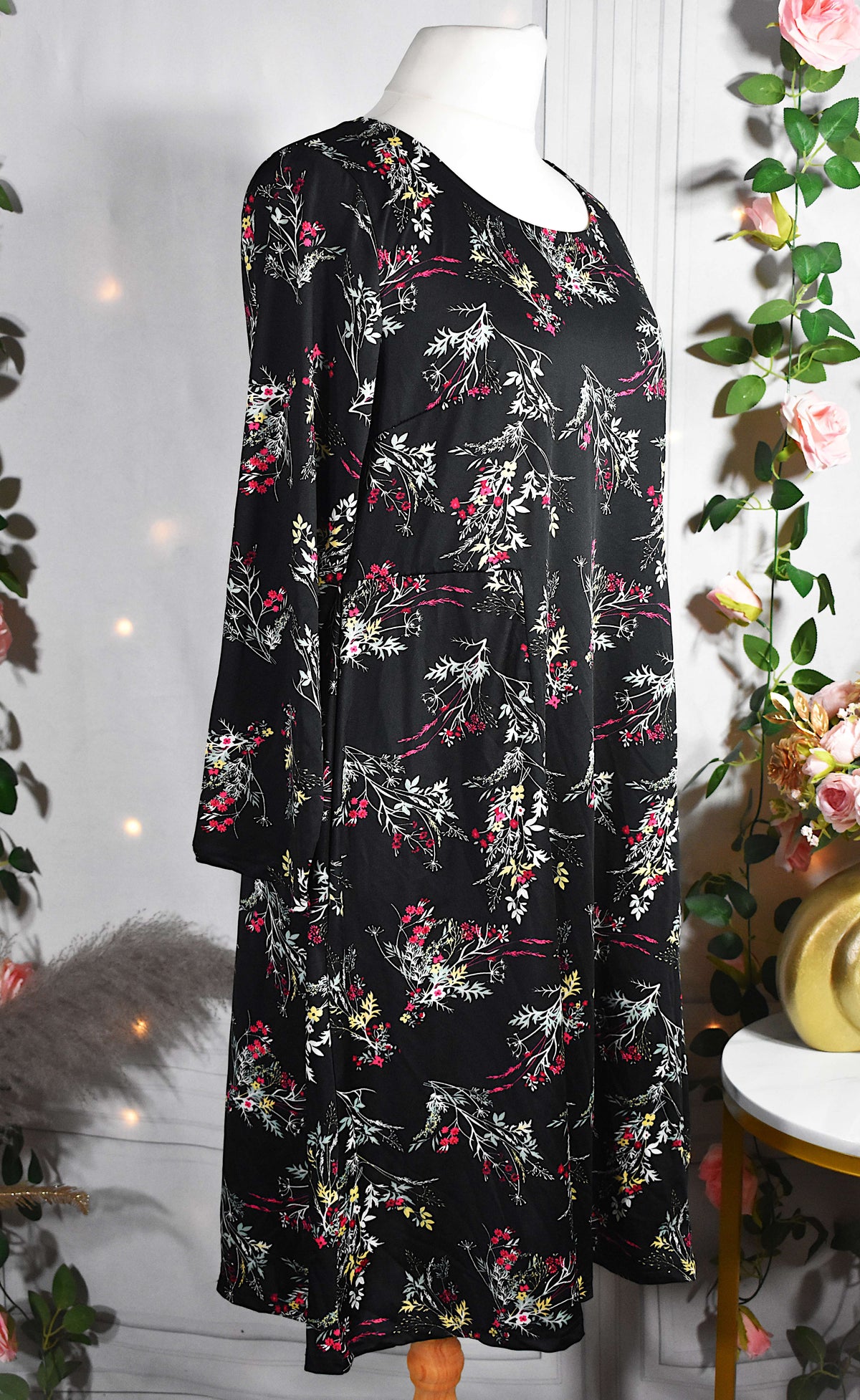 Robe ample noire aux motifs floraux