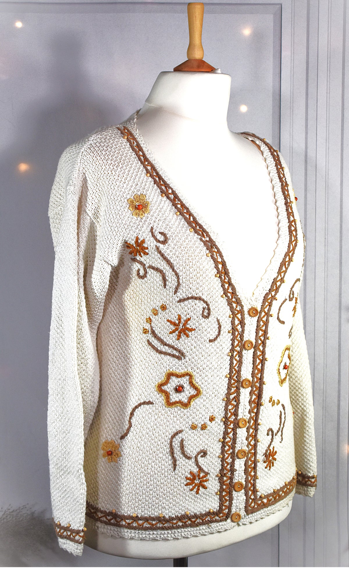 Cardigan blanc cassé & perles de bois