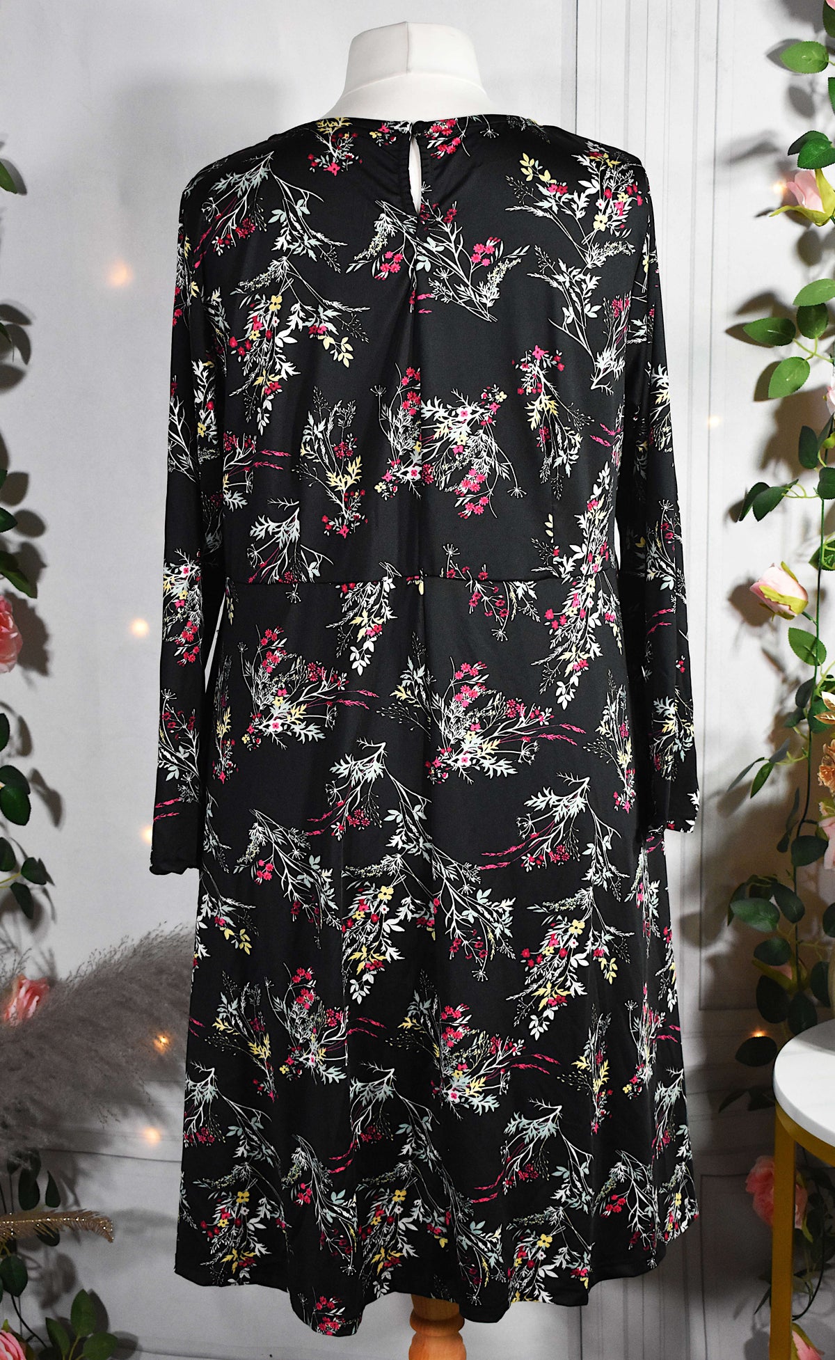 Robe ample noire aux motifs floraux