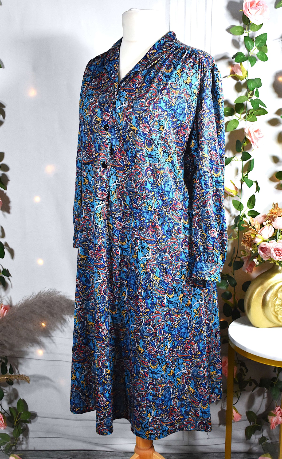 Robe néoprène bleue aux motifs cachemires colorés