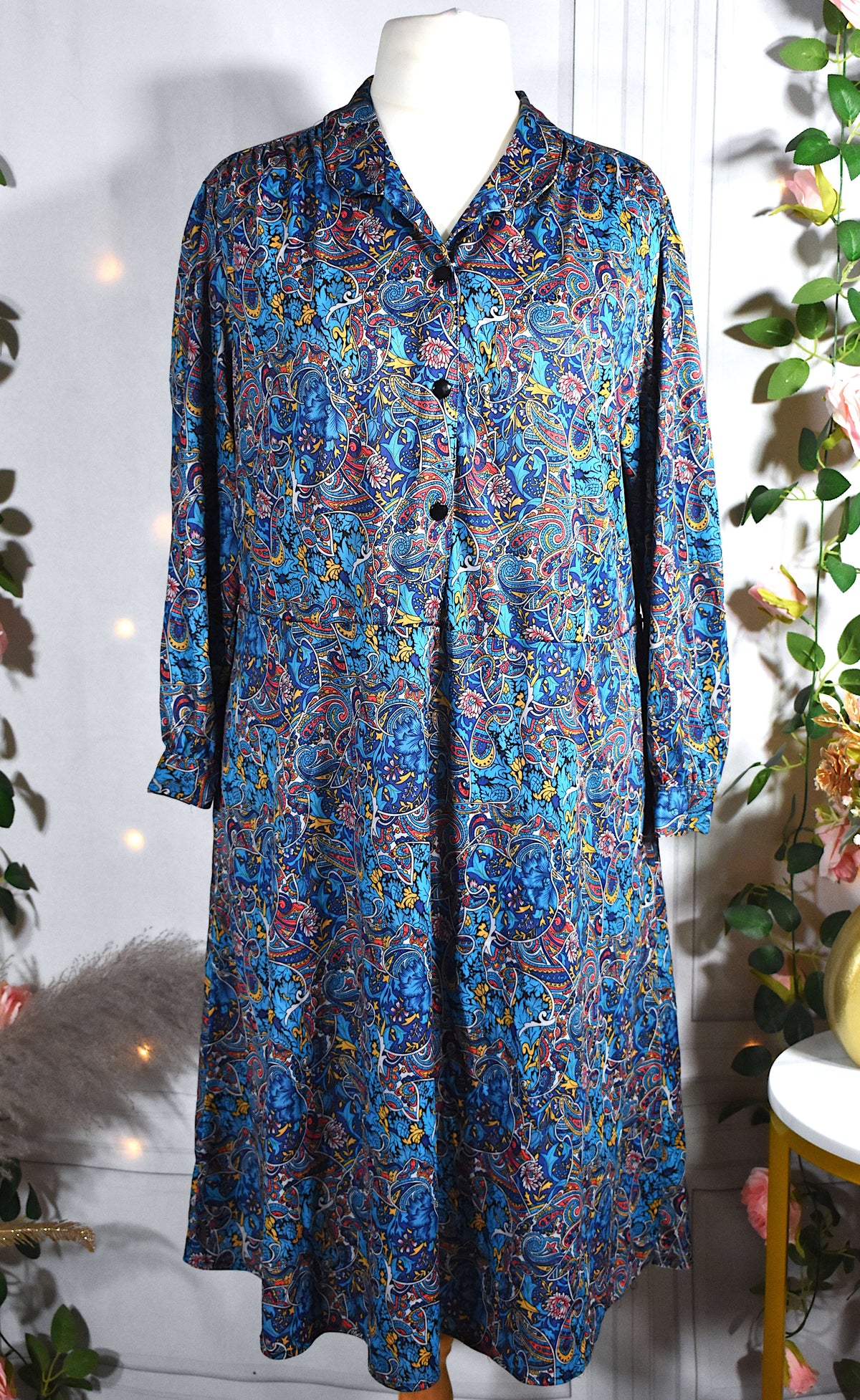 Robe néoprène bleue aux motifs cachemires colorés