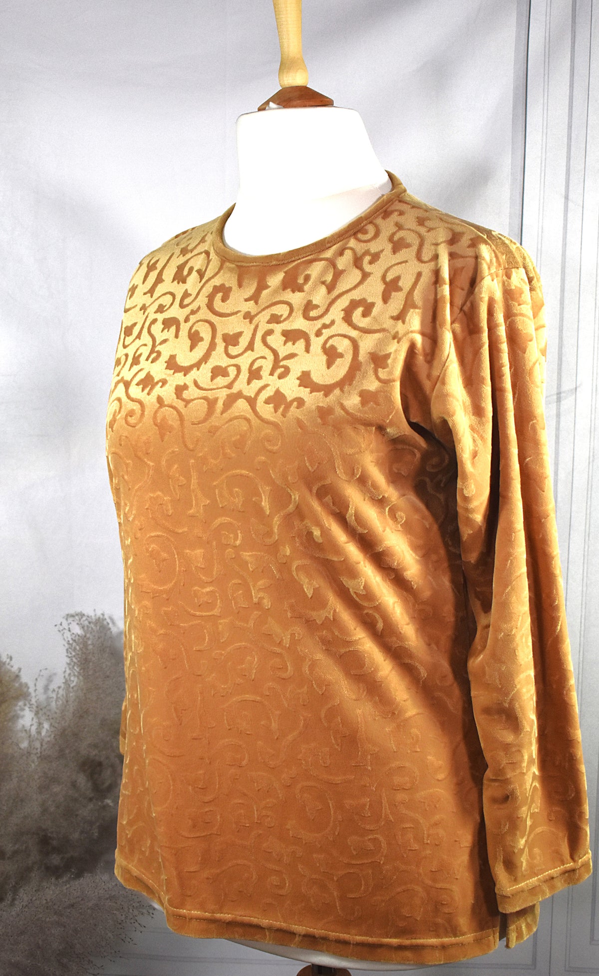 T-shirt velours doré aux motifs baroques
