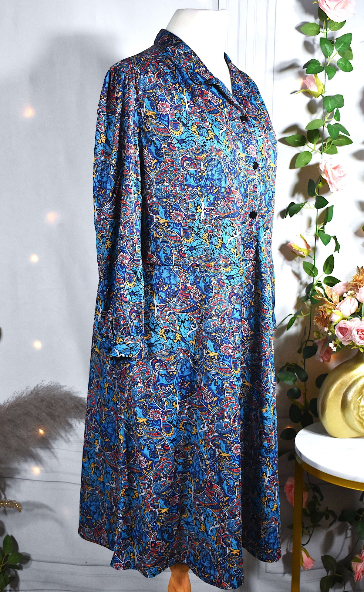 Robe néoprène bleue aux motifs cachemires colorés