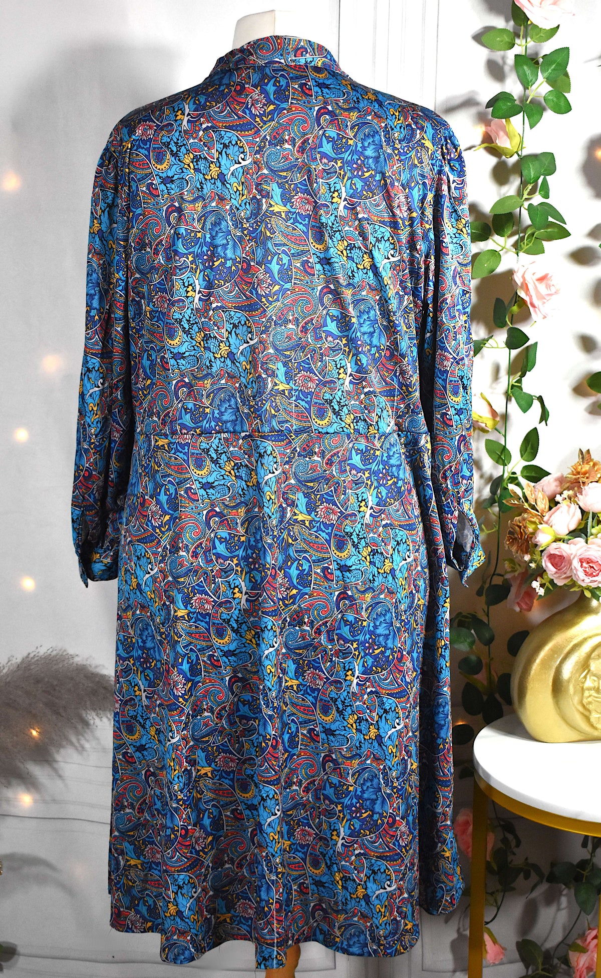 Robe néoprène bleue aux motifs cachemires colorés