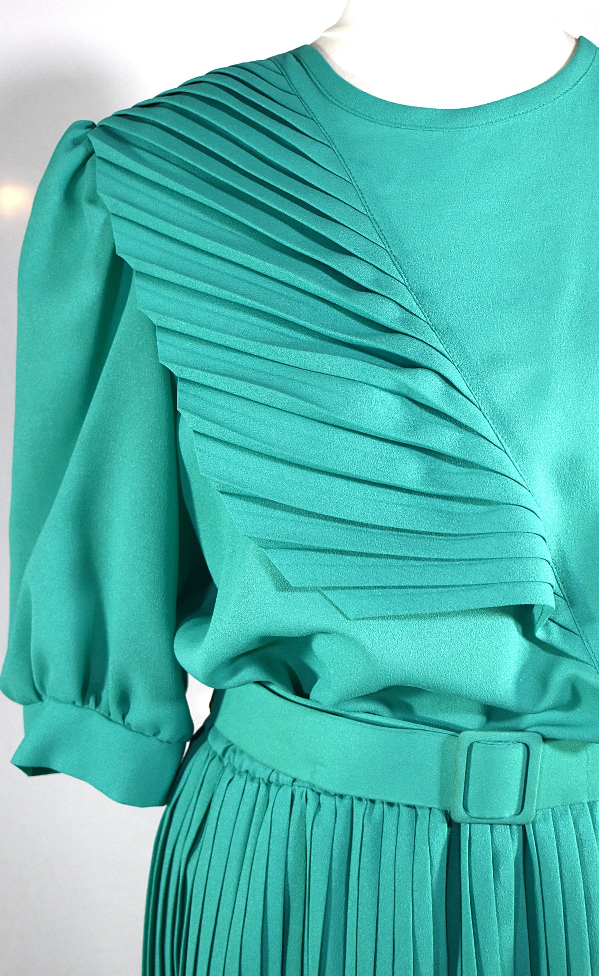 Robe plissée vert émeraude