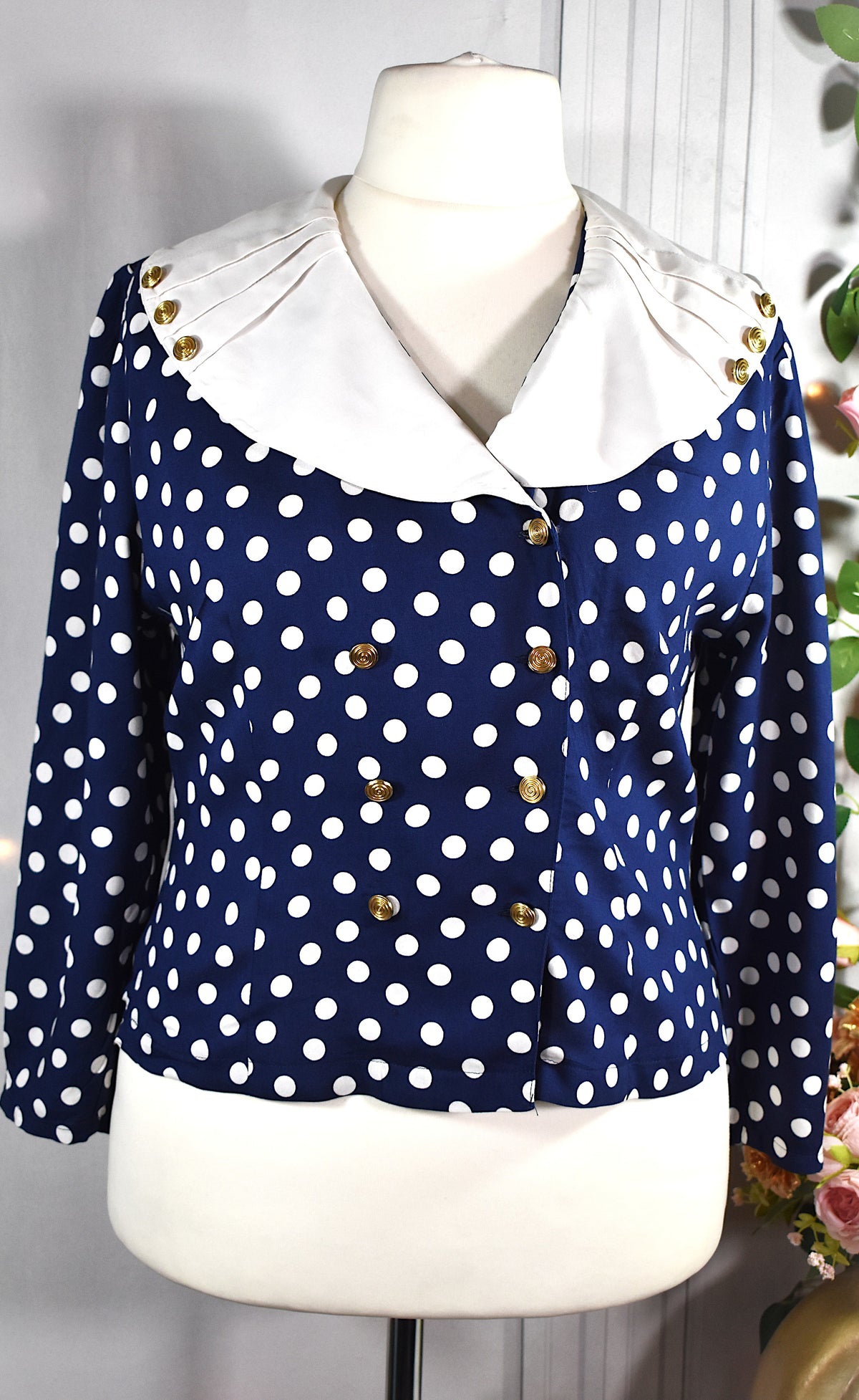 Chemise bleu marine aux pois blancs