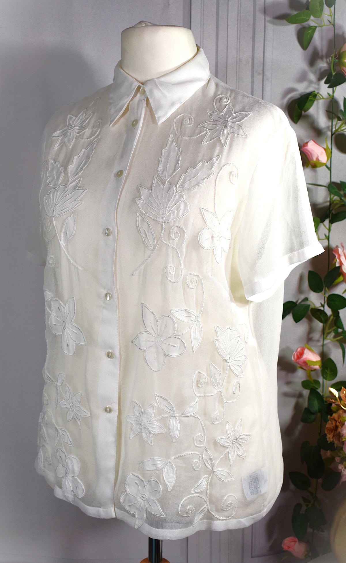 Chemise mousseline aux fleurs brodées blanche