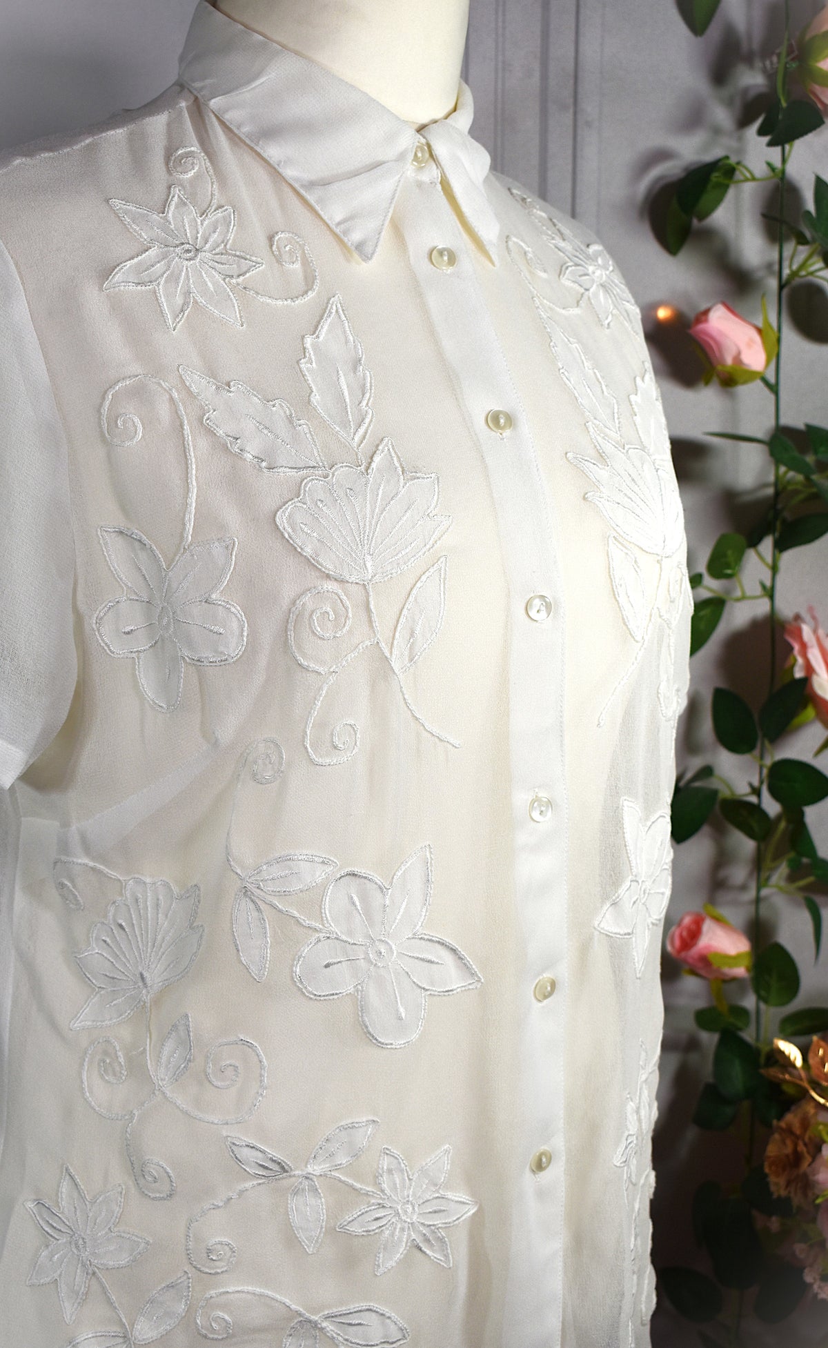 Chemise mousseline aux fleurs brodées blanche