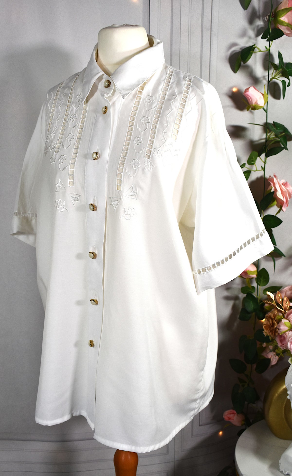 Chemise blanche broderies florales & détails ajourés