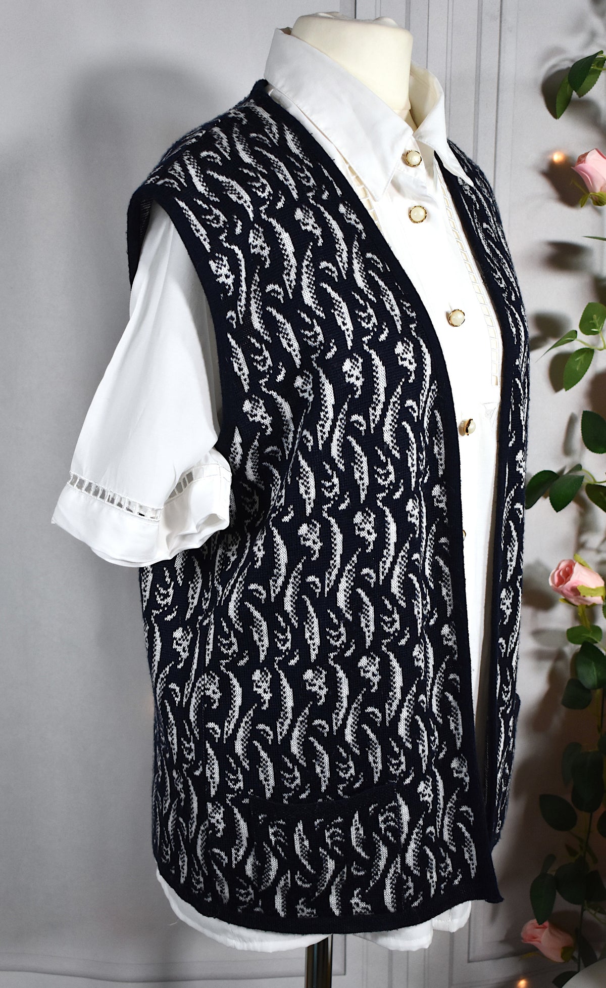Gilet sans manche bleu aux motifs blancs