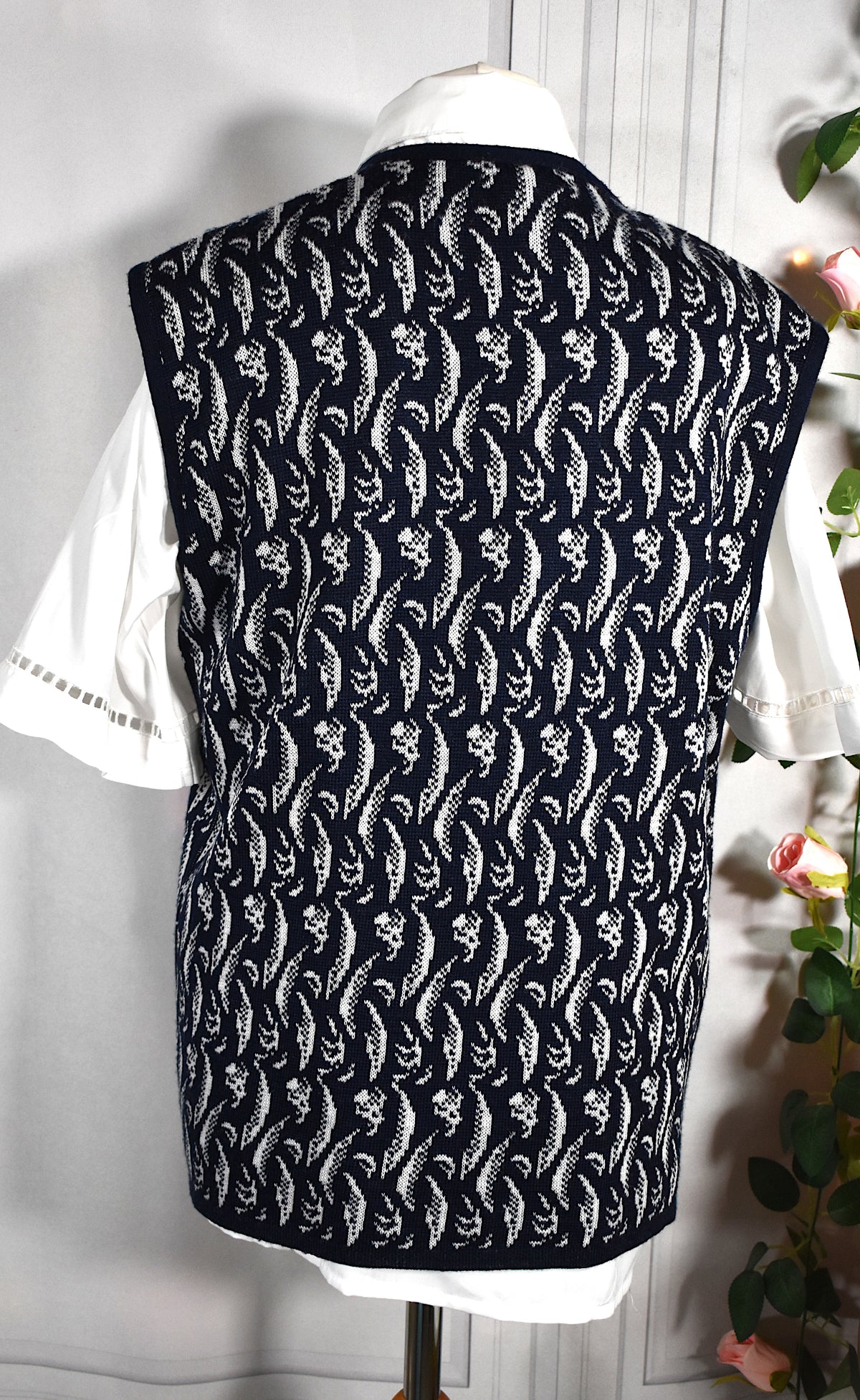 Gilet sans manche bleu aux motifs blancs