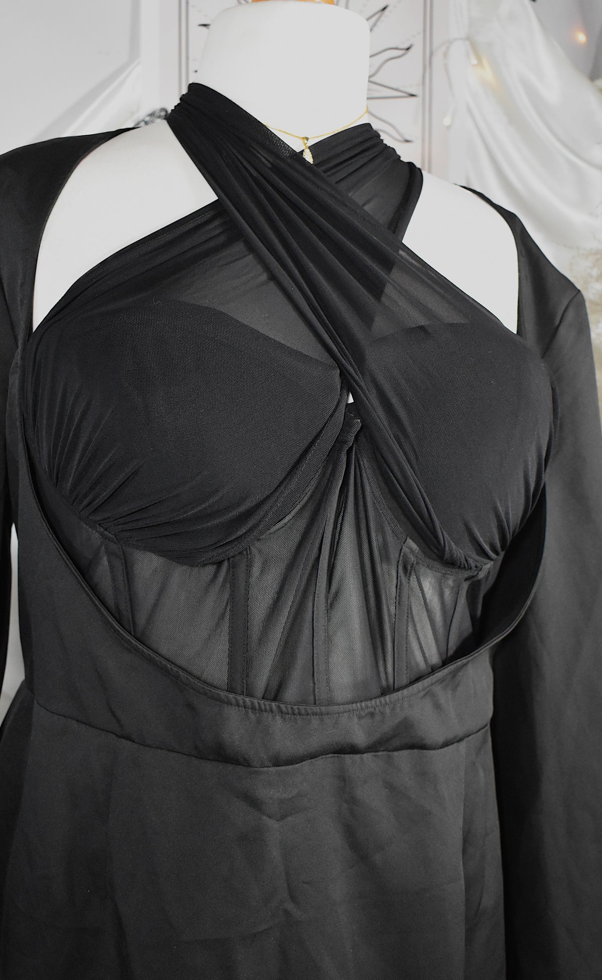 Robe noire PrettyLittleThing effet corset transparente