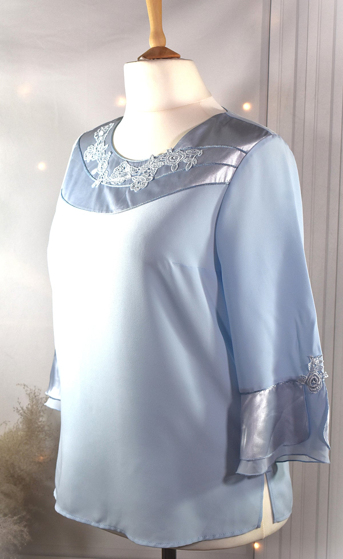 Blouse bleu dragée à l'encolure satinée