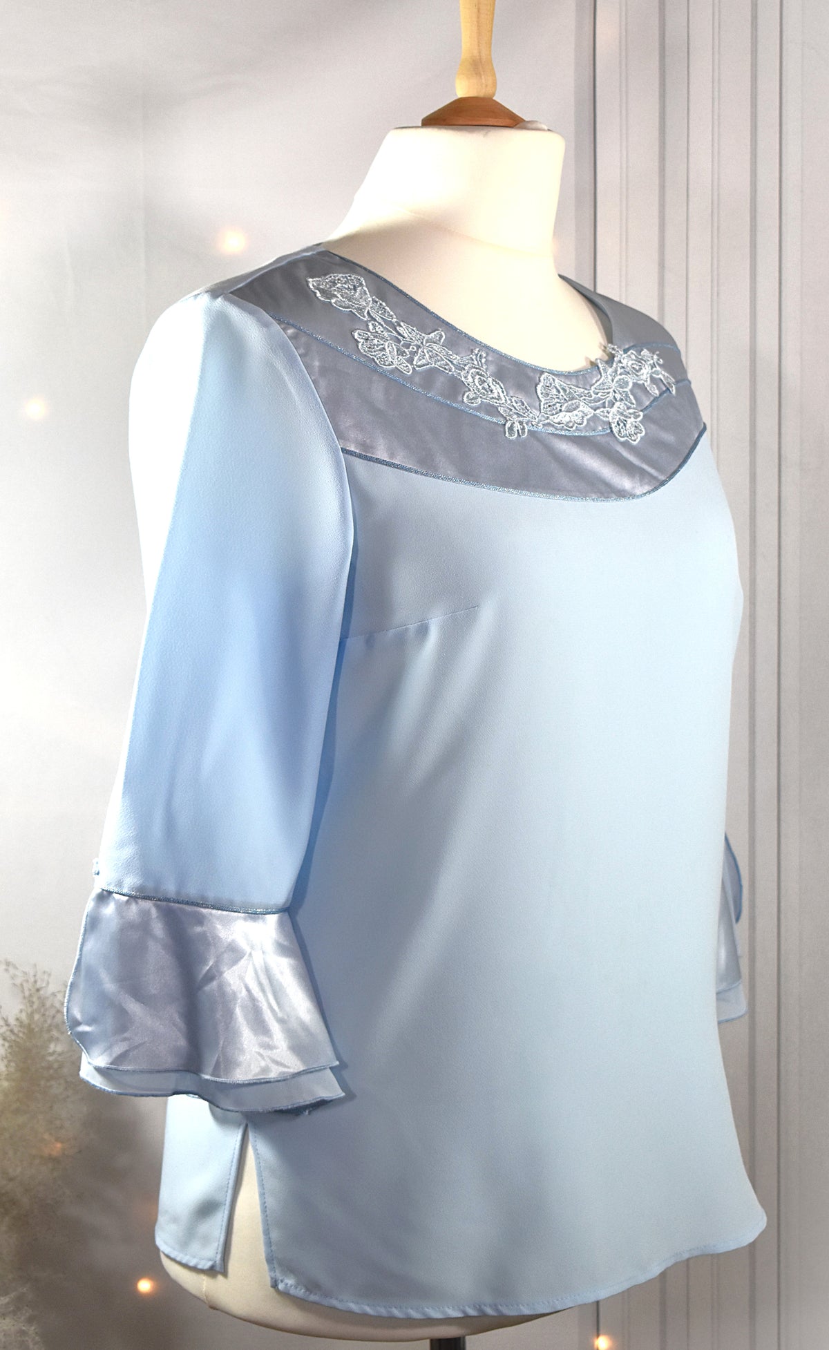 Blouse bleu dragée à l'encolure satinée