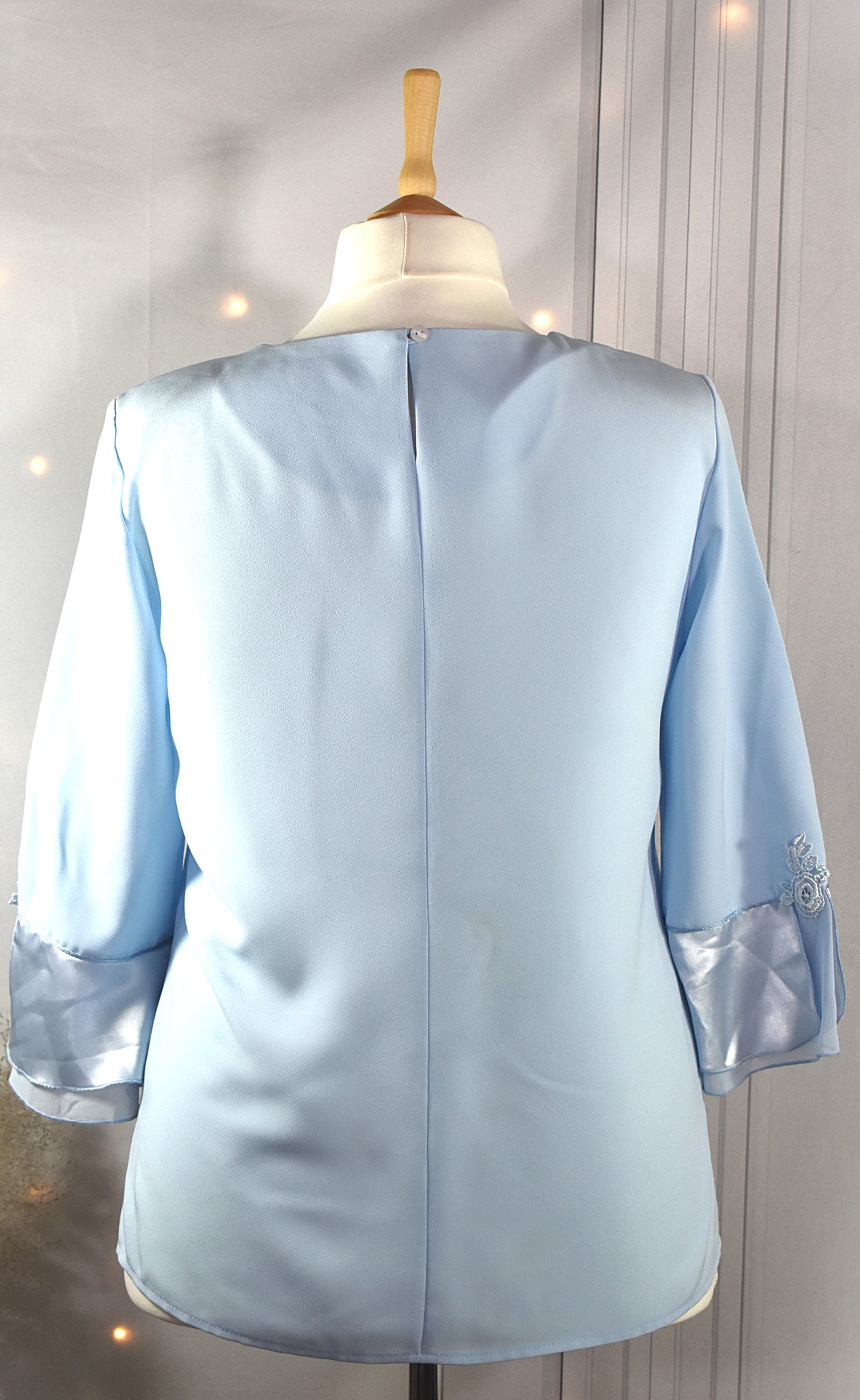 Blouse bleu dragée à l'encolure satinée