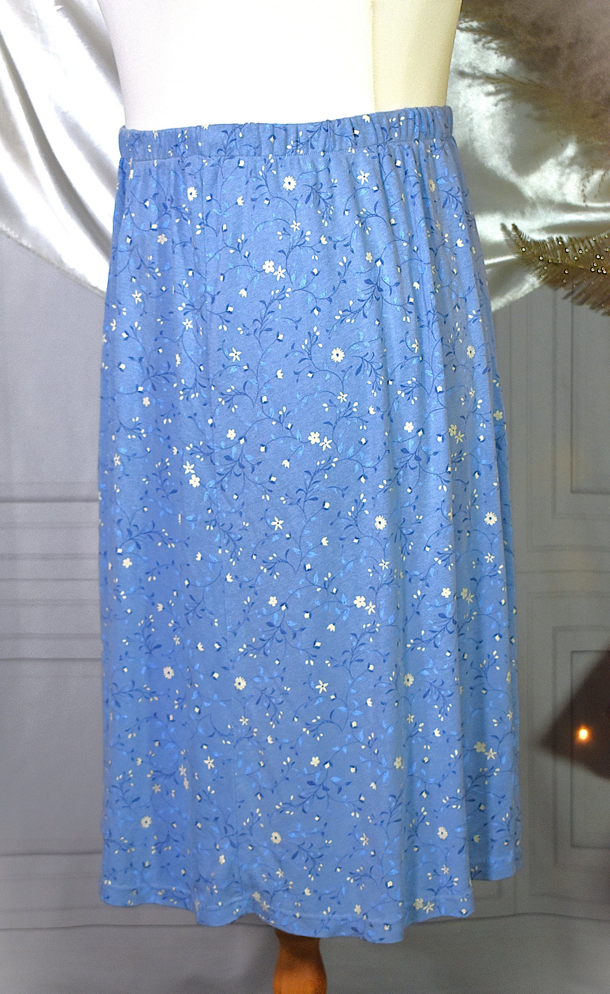 Jupe mi-longue imprimé floral bleu blanc