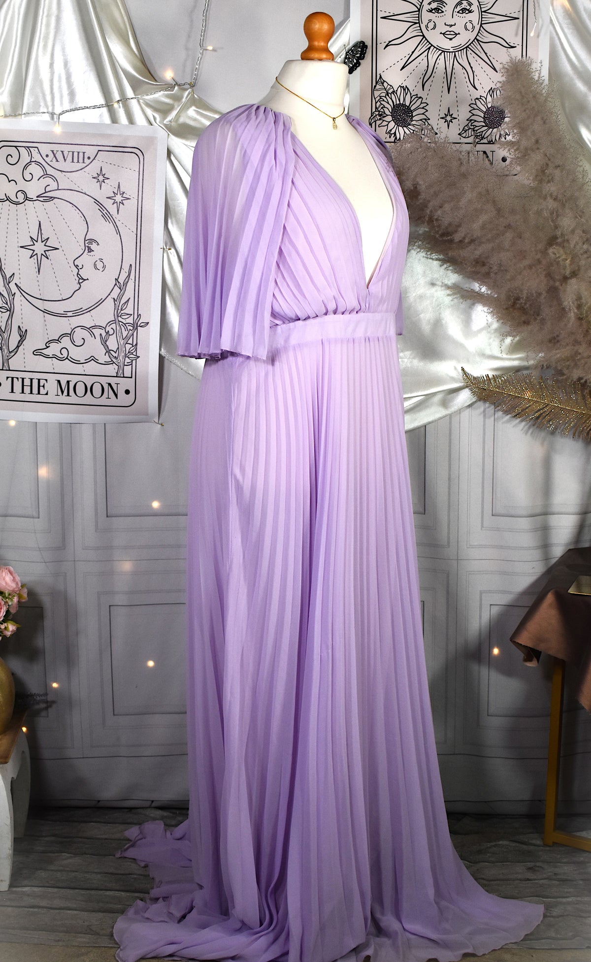 Robe de soirée longue lilas mousseline plissée cape intégrée