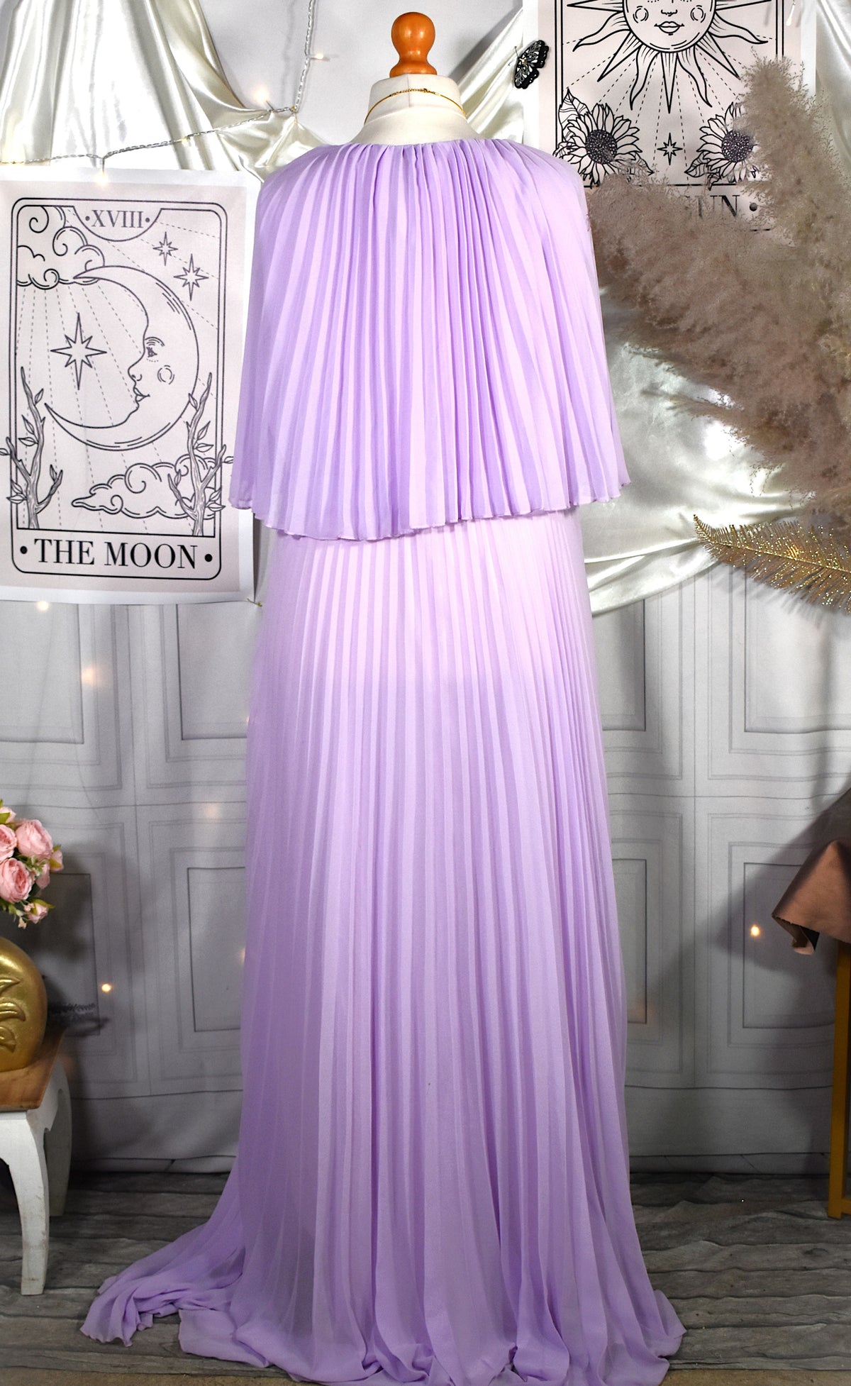 Robe de soirée longue lilas mousseline plissée cape intégrée