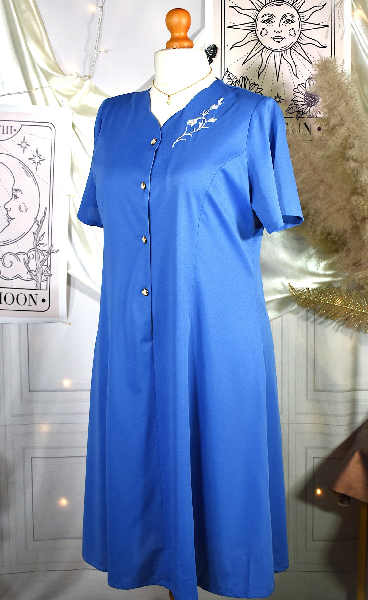 Robe bleue broderies florales blanches coupe patineuse
