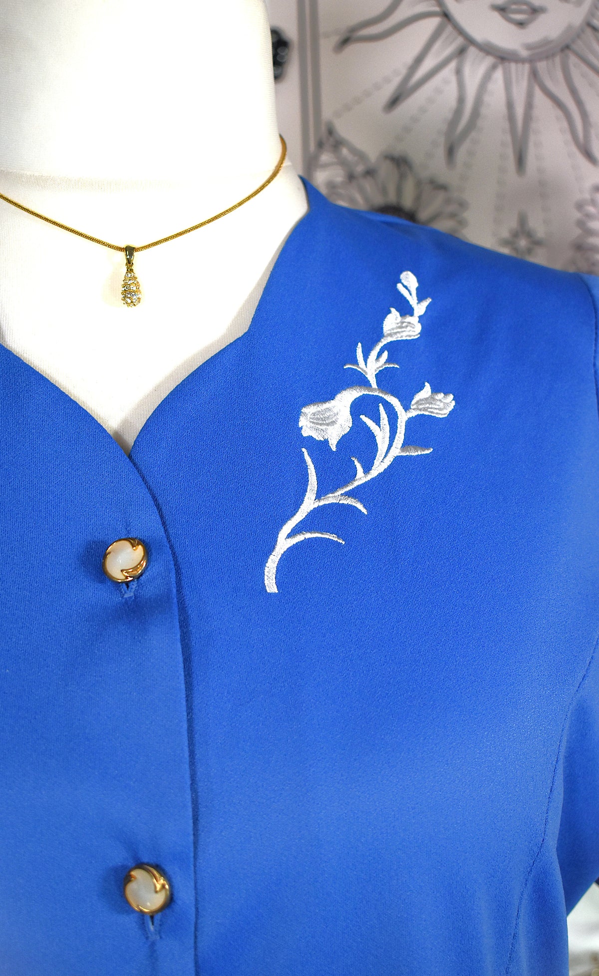 Robe bleue broderies florales blanches coupe patineuse